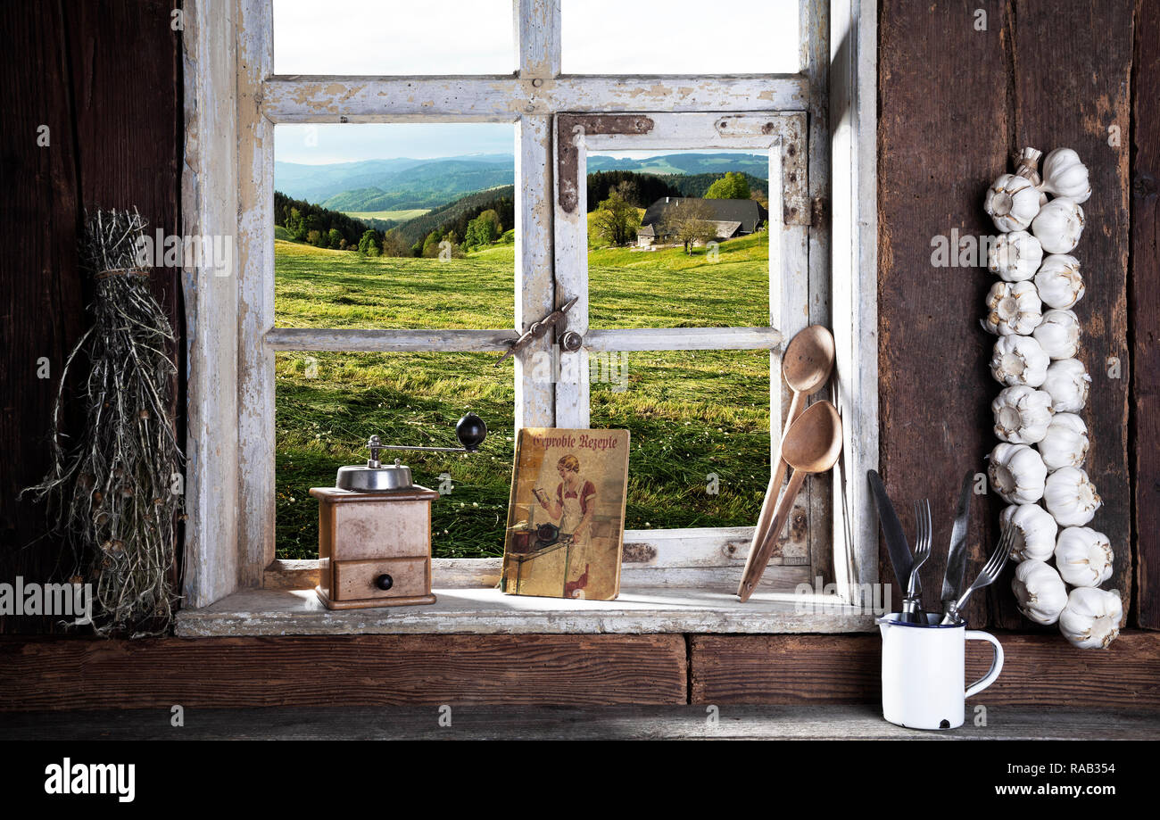 Land Küche, Blick aus dem offenen Fenster in die Landschaft, Schwarzwald Stockfoto