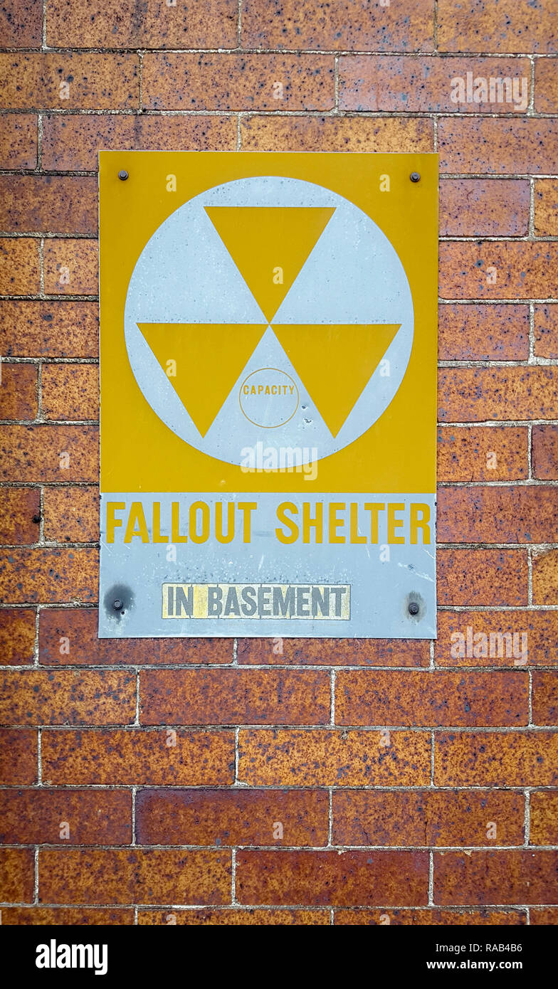 Fallout shelter im Keller anmelden, Vintage, auf eine Mauer aus Stein Stockfoto