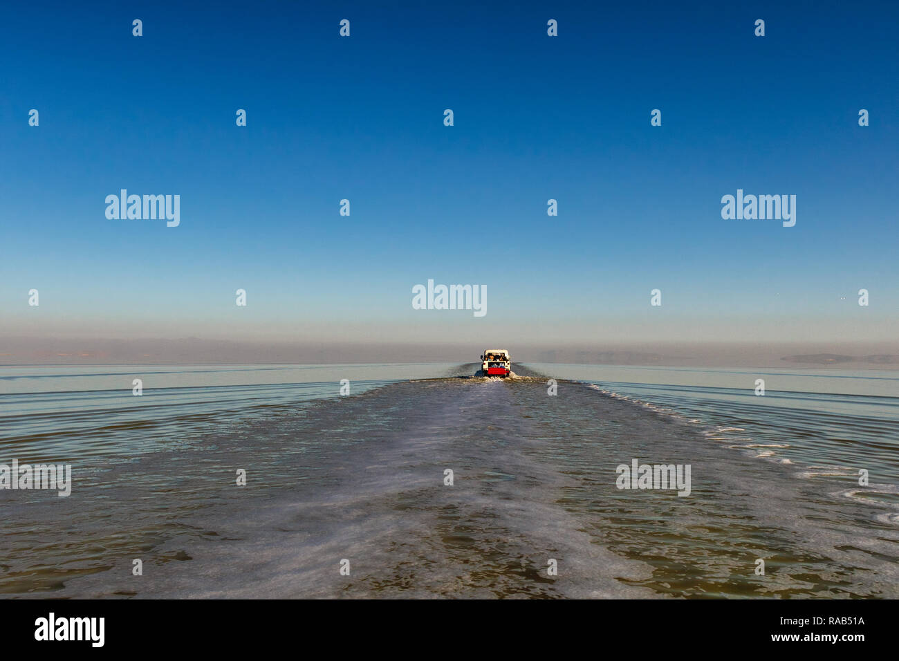 Auf dem Weg von der Insel Urmia See, das Zweite salt lake in der Welt Stockfoto