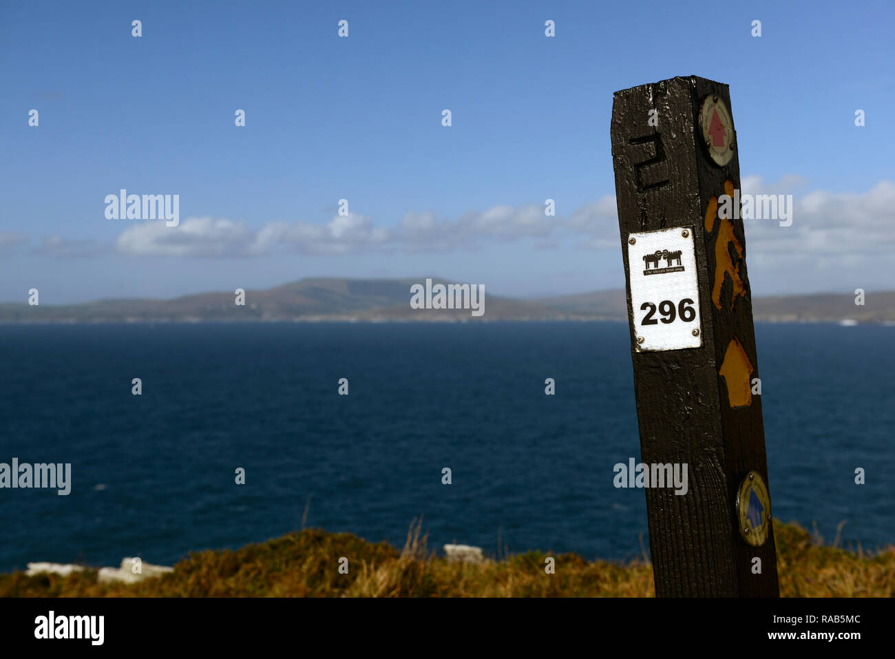 Wegweiser, route Marker, Post, Zeichen, Wandern, Sheeps Head, Leuchtturm Loop, Wanderung, Wandern, Trail, wilden Atlantik weg, West Cork, Irland RM Stockfoto