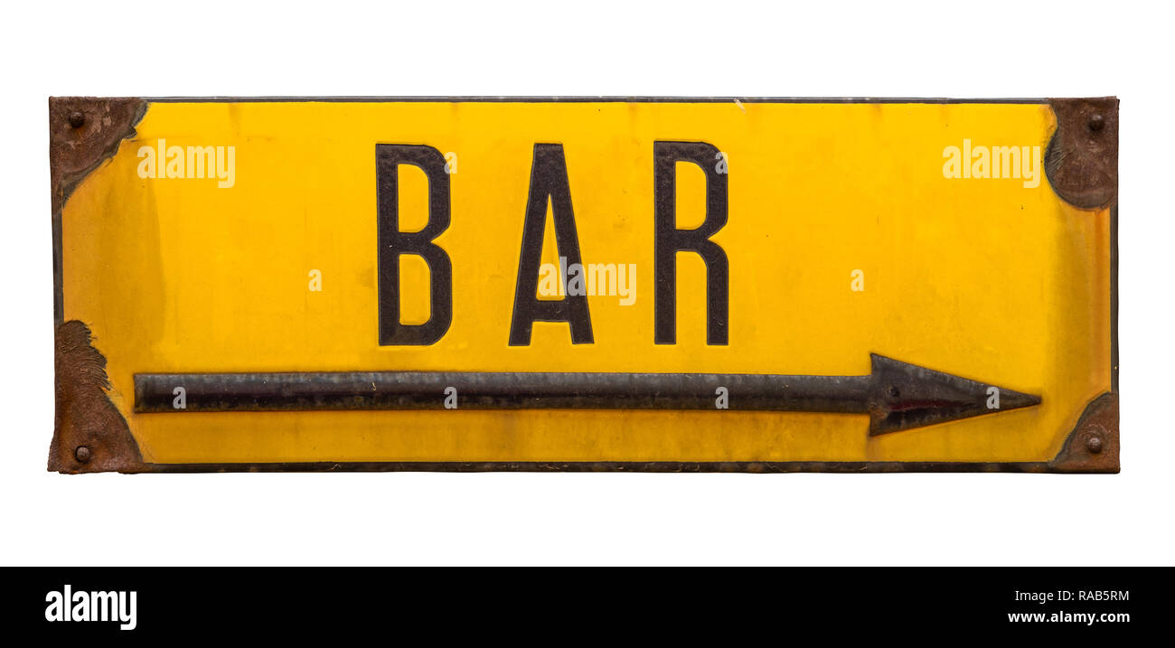 Isolierte rustikalen Rusty Straßenschild Für eine Bar mit Pfeil auf weißem Hintergrund Stockfoto