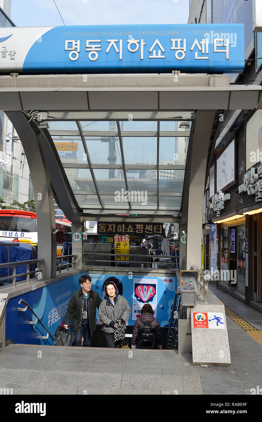 SEOUL, Südkorea - 2. DEZEMBER 2018: Anentrance zur U-Bahn am Namdaemun. Diese U-Bahnen bieten auch Zugang zu Schutz im Falle von Erdbeben Stockfoto