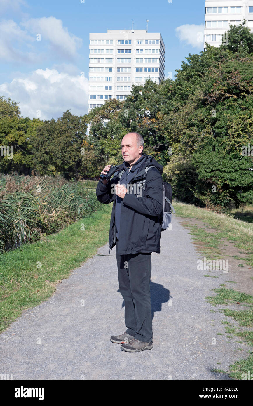 Urban Vogelbeobachter mit Tower Block hinter Woodberry Feuchtgebiete Kanzleien, England Großbritannien UK Stockfoto