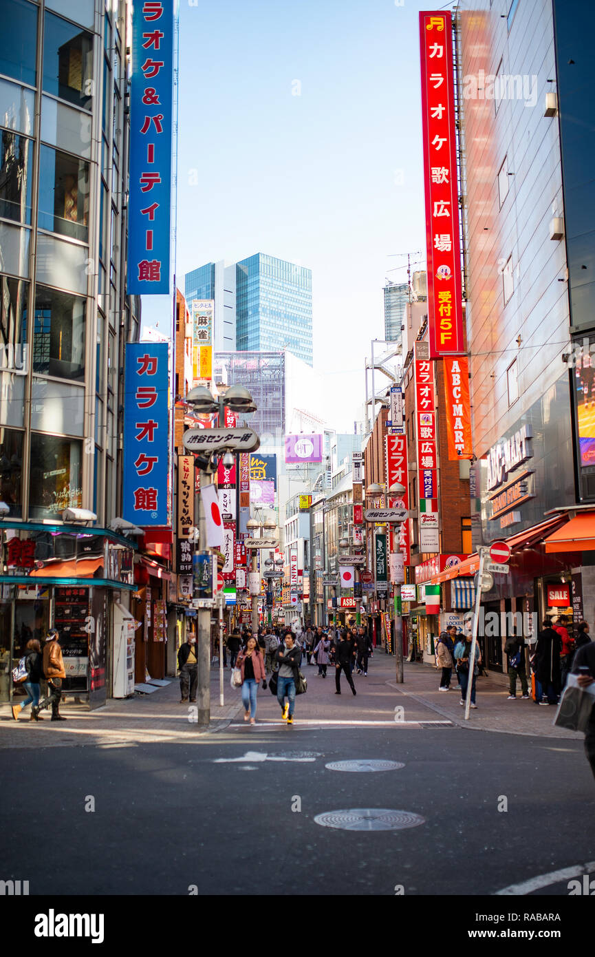 Einige Touristen schlendern durch die Straßen von Akihabara in Tokio. Stockfoto