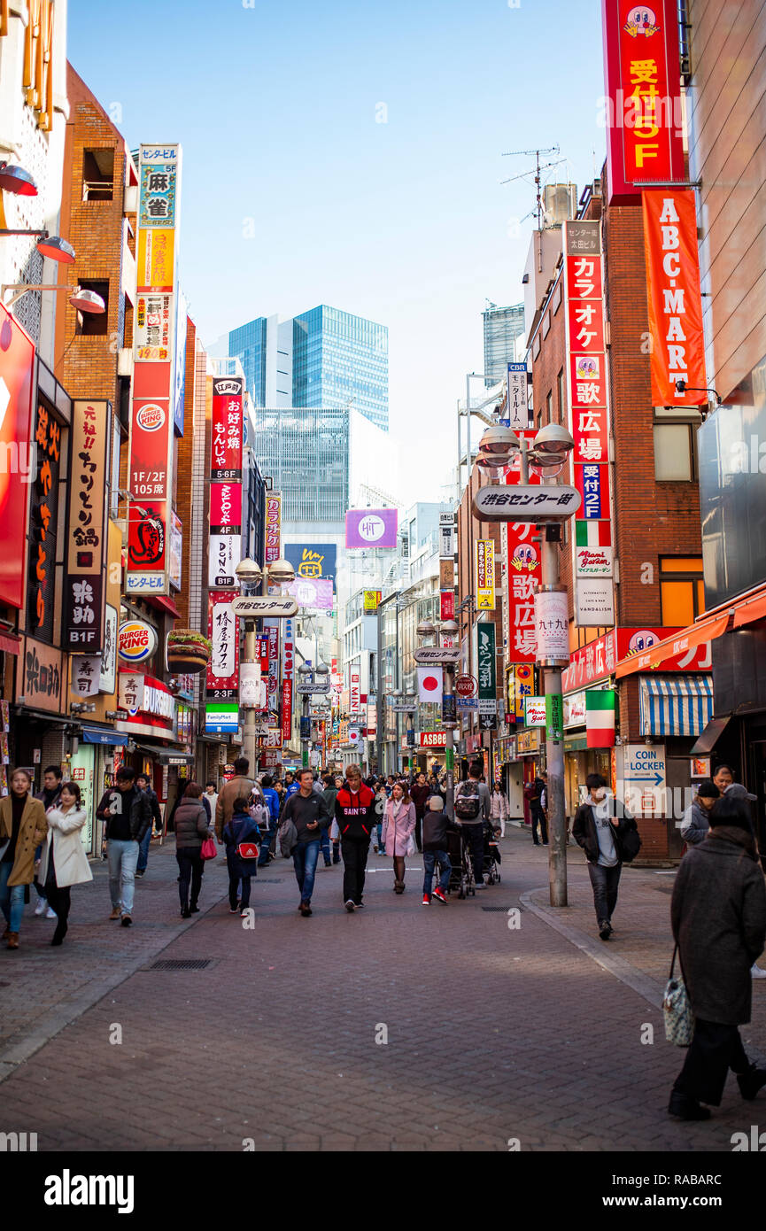 Einige Touristen schlendern durch die Straßen von Akihabara in Tokio. Stockfoto