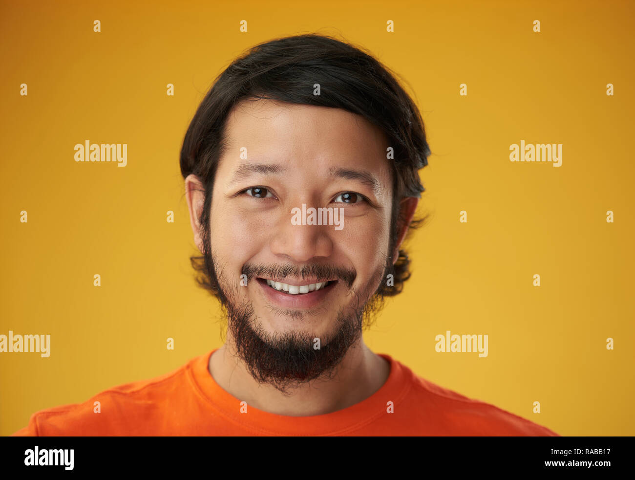 Happy Asiaten headshot auf Gelb Farbe Hintergrund Stockfoto