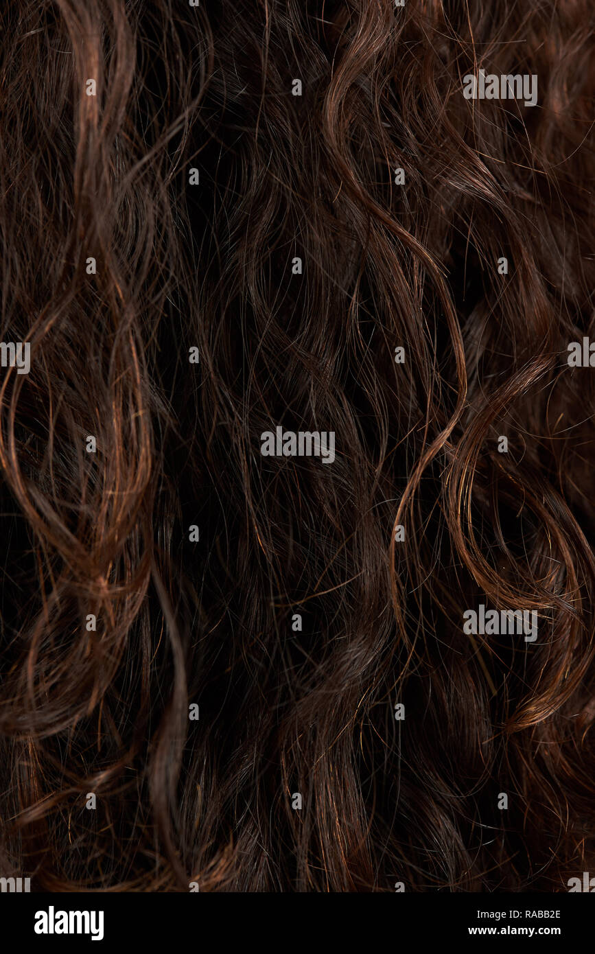 Latin Frau lockiges Haar Textur. Dunkle Farbe, lockiges Haar Stockfoto