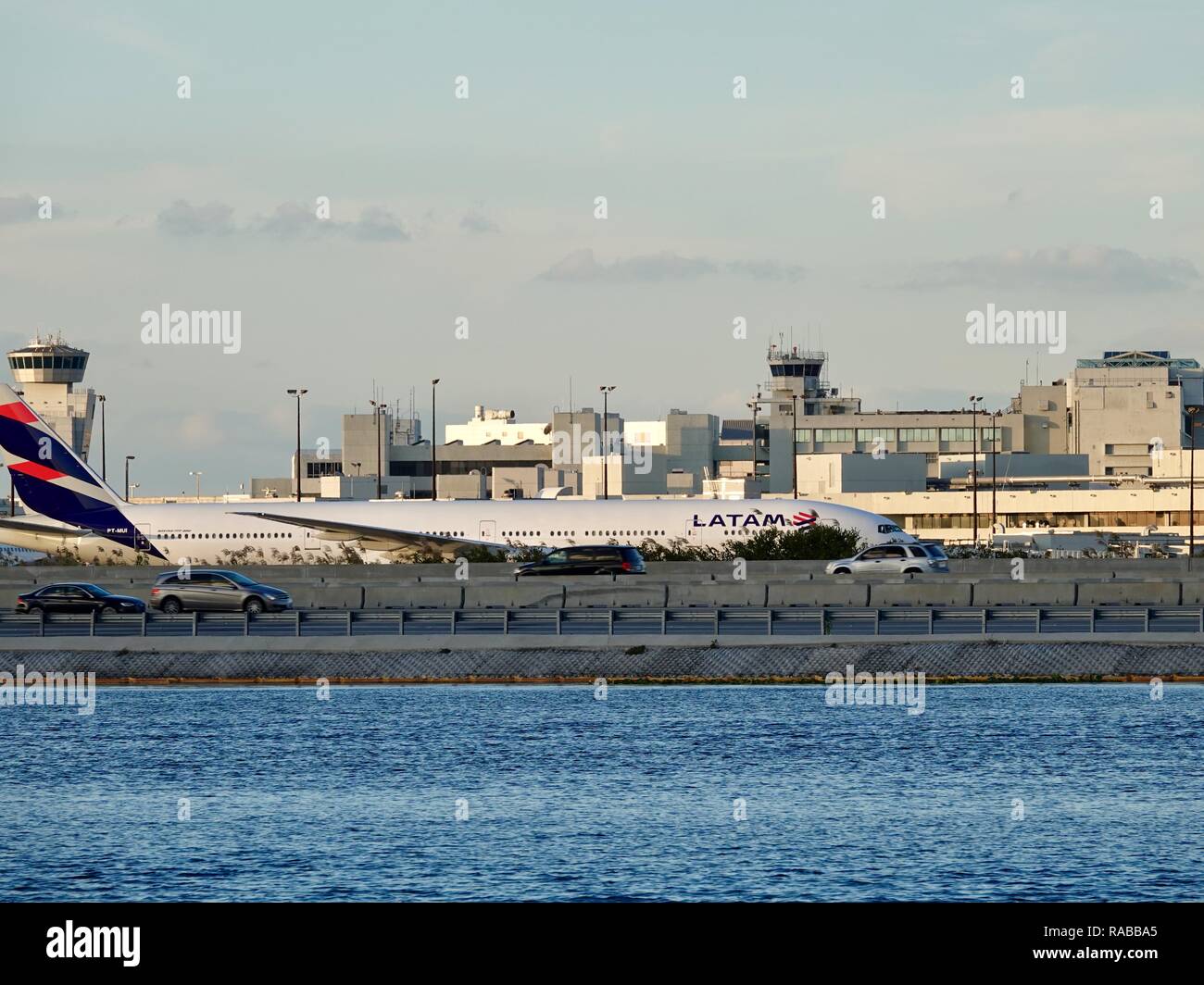 Latam PT-MUI, Boeing 777-300, eine Fluggesellschaft fliegen in/aus Südamerika, auf Start- und Landebahn am Flughafen Miami, Miami, Florida, USA das Rollen. Stockfoto