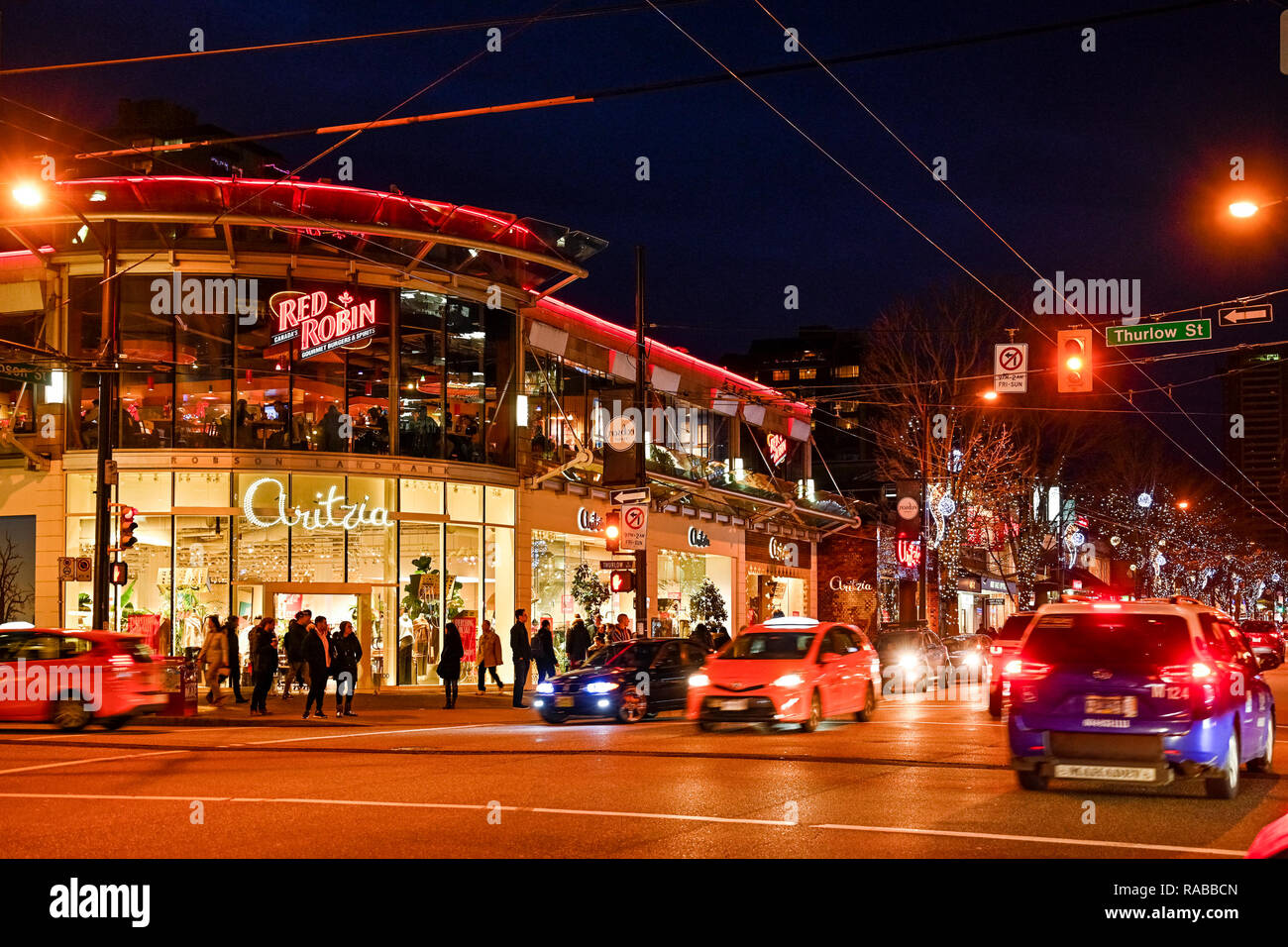Langen Nacht mal Einkaufen und Verkehr, Robson Street, Vancouver, British Columbia, Kanada. Stockfoto