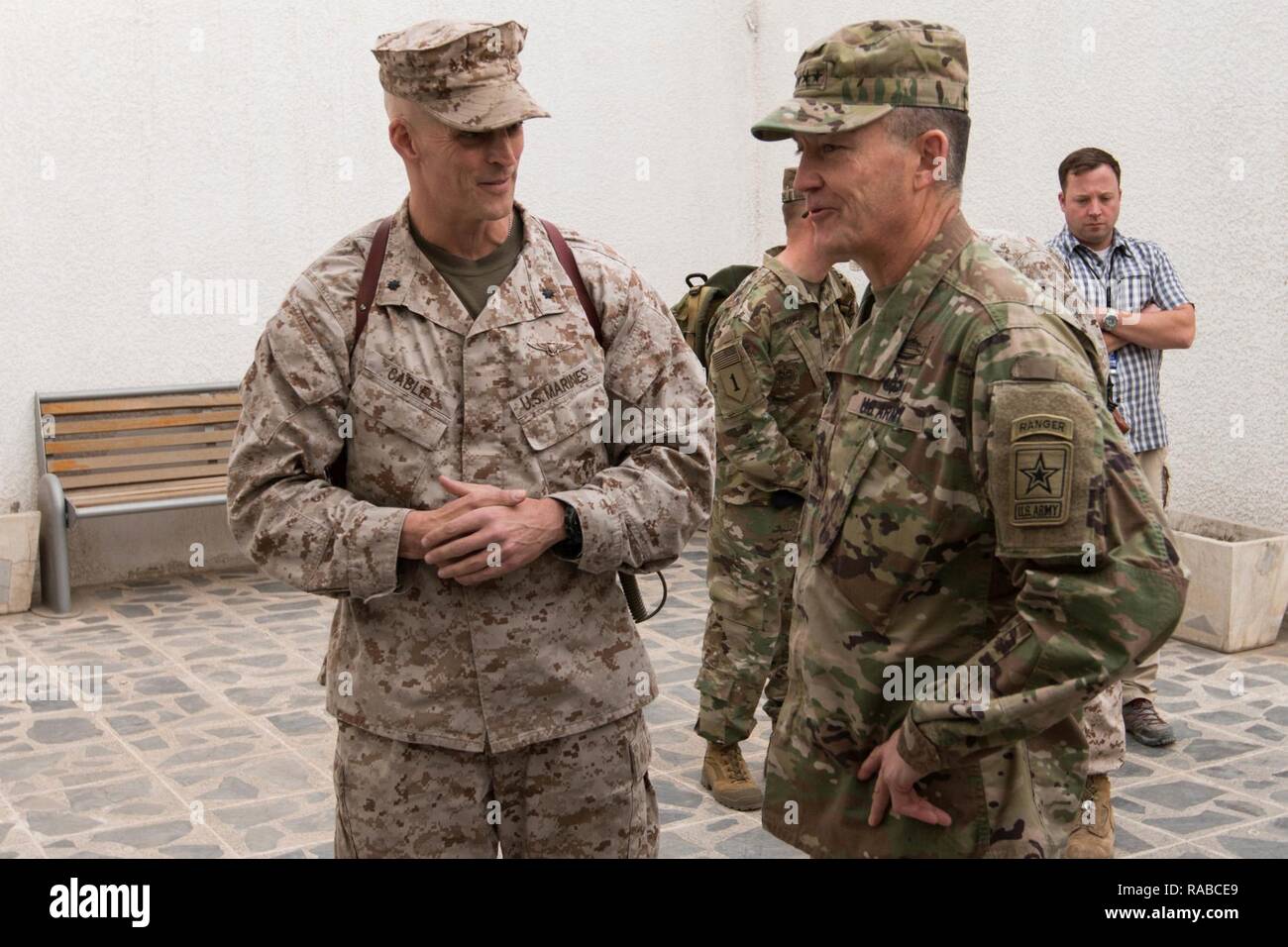 Gen. Daniel Allyn, stellvertretender Stabschef der Armee, spricht mit Oberstleutnant Kabel Streik Combined Joint Forces Land Component Command-Betrieb inhärenten Lösen, am 31.01.14, 2017 in Bagdad, Irak. Während Allyn besuchen Sie er mit vielen Soldaten, über eine Reihe von Fragen, darunter auch die Zunahme der Kraft Zahlen gesprochen. Stockfoto