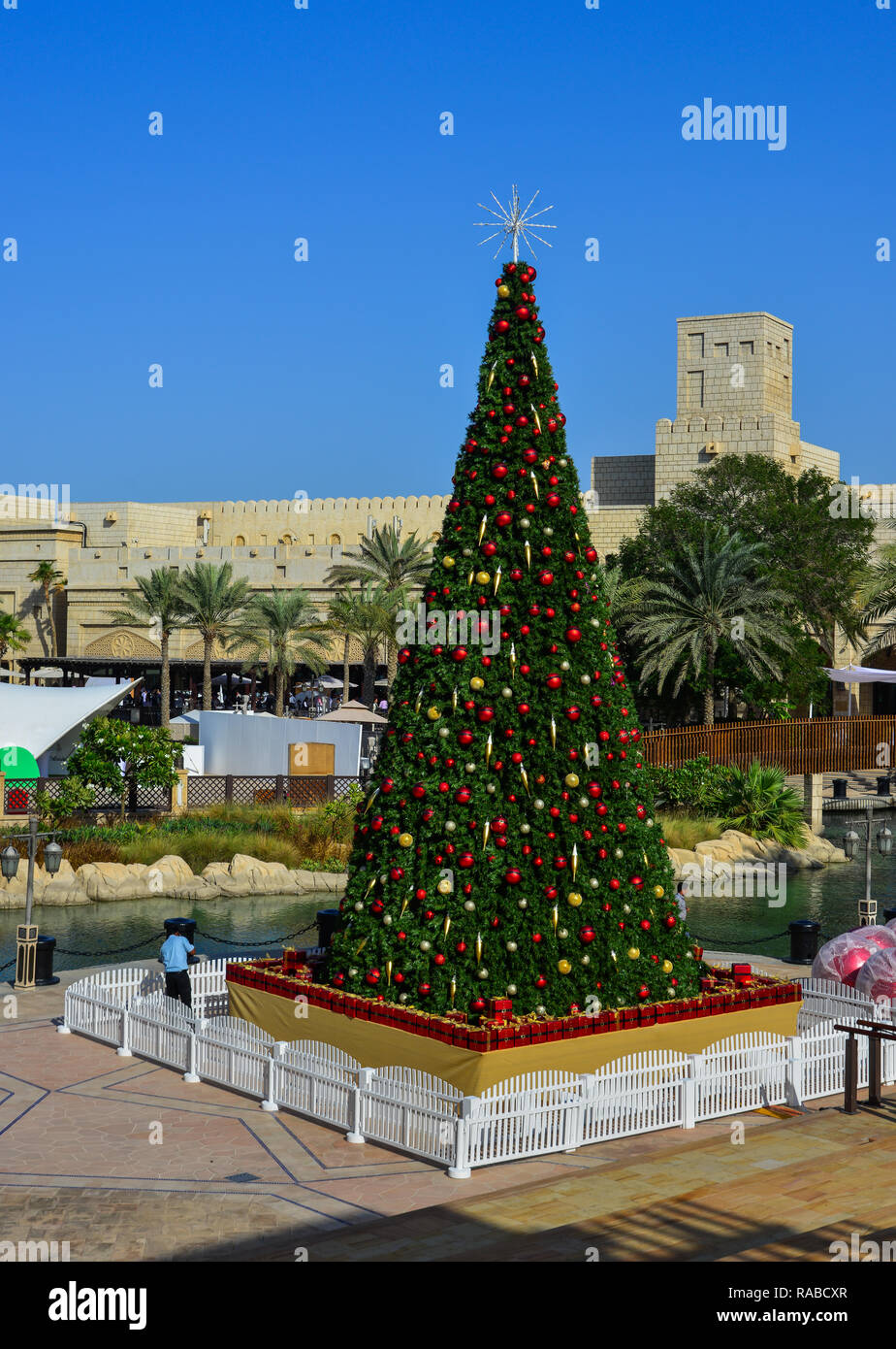 Dubai, VAE Dec 9, 2018. Riesige Weihnachtsbaum am Hauptplatz von