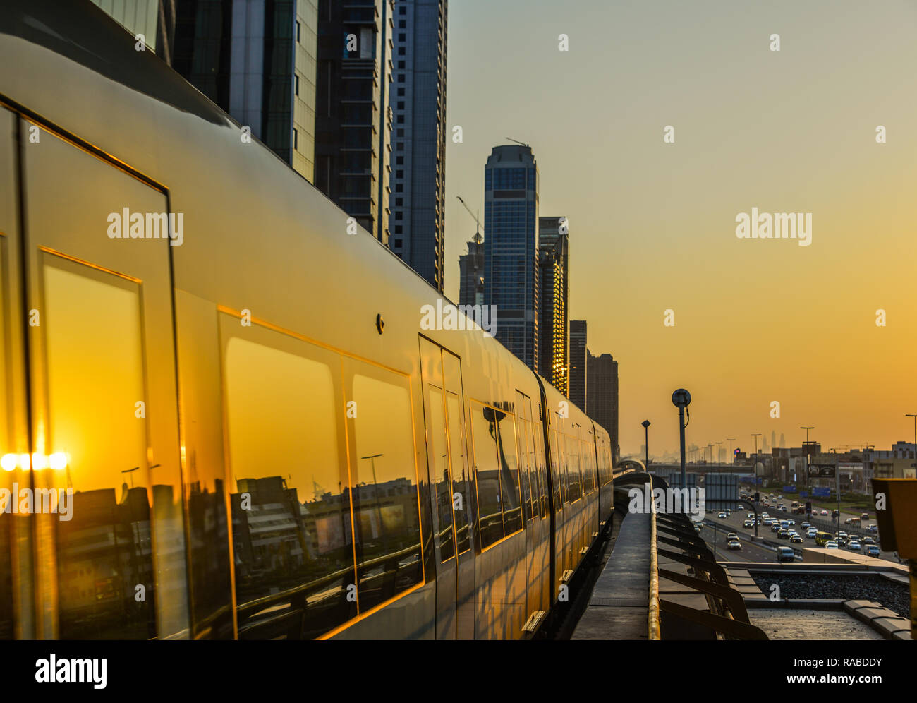 Dubai, VAE Dec 10, 2018. Eine UBahn, auf dem Weg zum Sonnenuntergang