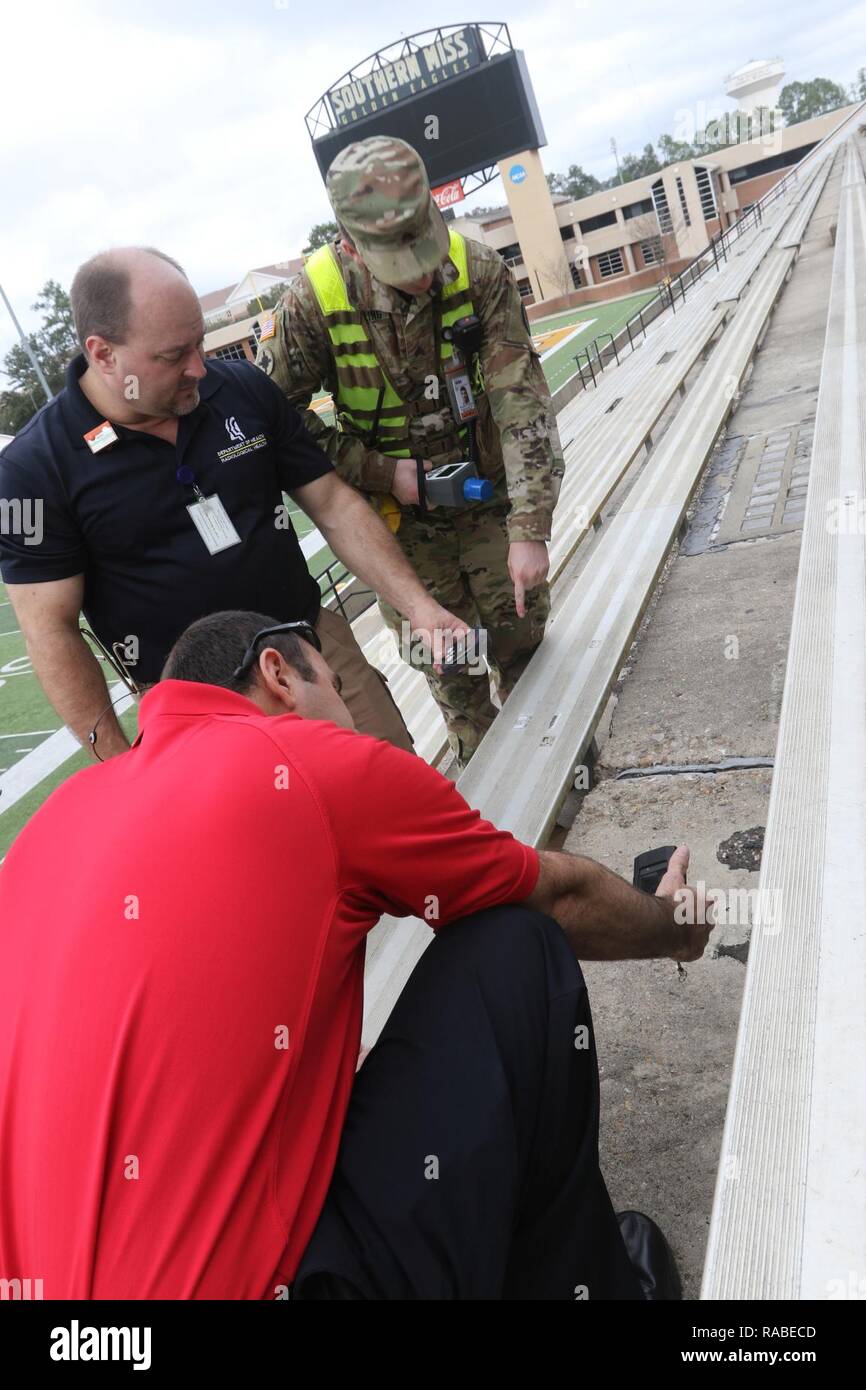 Sgt. Christopher Easterling der 47 zivilen Support Team; Robert Sims, eine Gesundheit Physiker für die Mississippi Abt. der Gesundheit; und Brandon Bell, ein Mitglied der Hattiesburg Feuerwehr, suchen eine harmlose radioaktive Isotop während einer Übung am 18.01.2017, an der Universität von Southern Mississippi. Der Mission beteiligt, die den Mississippi National Guard, die zusammen mit lokalen, staatlichen und föderalen Agenturen, Ausbildung für mögliche zukünftige radiologische Bedrohungen in der Hattiesburg area. (Mississippi National Guard Stockfoto