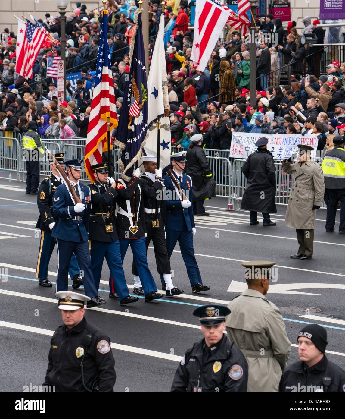 ASHINGTON, DC (Jan. 20, 2017) Die Streitkräfte Color Guard Märsche auf der Pennsylvania Avenue in Washington, D.C. zur Unterstützung der 58th Presidential Einweihung. Stockfoto