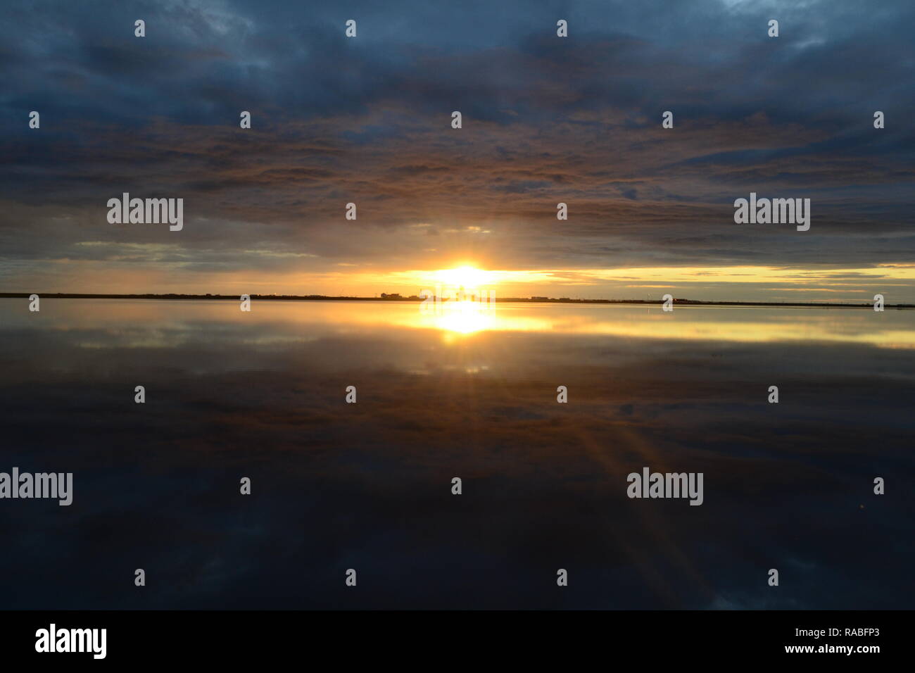 Midnight Sun in Alaska mit Reflektion Stockfoto