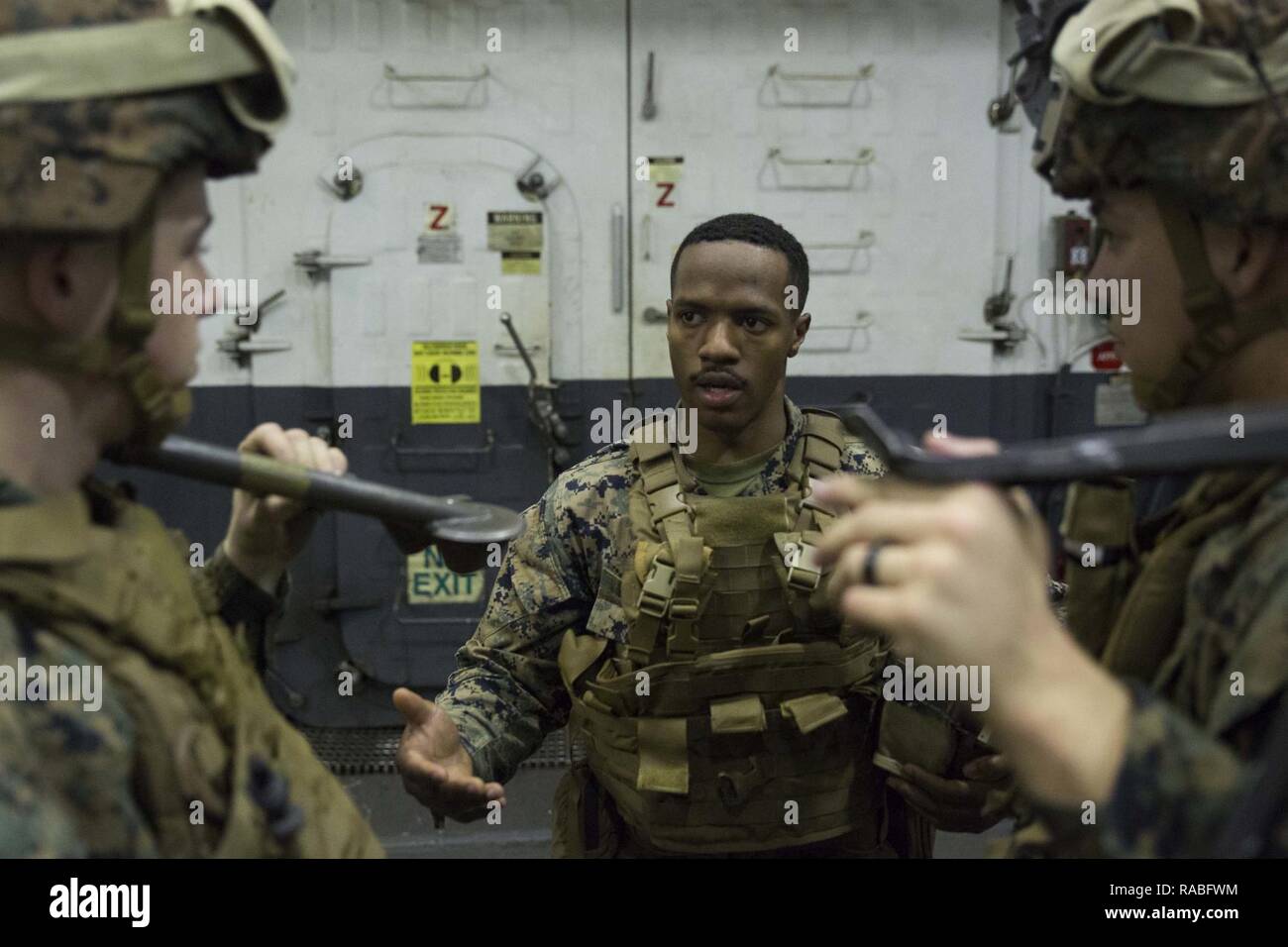 Lance Cpl. Barnabas Madison, einem truppführer mit 81Th Platoon, Waffen, 3 Bataillon 6. Marine Regiment Rekapitulationen die Bedeutung der unmittelbaren Aktion Bohrer auf seine Marines in der gut Deck der USS Bataan (LHD 5) Jan. 22, 2017. Madison war vor kurzem Marine des Quartals für die Durchführung und über seinen Kollegen ausgezeichnet. Ursprünglich von Lake City, Florida, Madison hat in der Marine Corps für fast zwei Jahre gewesen und ist derzeit an die 24 Marine Expeditionary Unit für seinen ersten Einsatz. Madison ist Planung reenlist und eine Karriere aus dem Marine Corps. Stockfoto