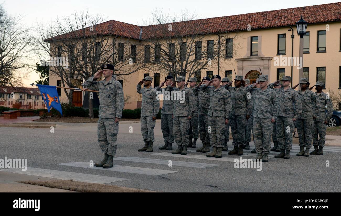 Studenten aus Flieger-führung Schule grüßen die US-Flagge während der Exerzitien auf der Maxwell Air Force Base, Ala., Jan. 26, 2017. Alle ACLS-Studenten nehmen an reveille und Rückzug während der 5-wöchigen Führung Kurs. Stockfoto