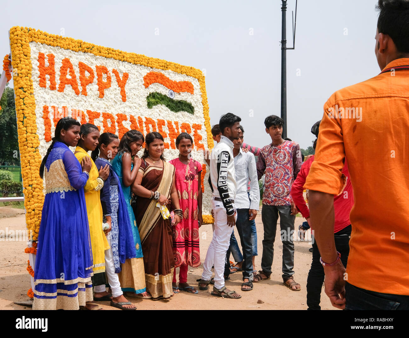 New Delhi, 15.August 2018: Die Mädchen und Jungen vor einem floralen Independence Day anmelden Rajpath in Neu Delhi darstellen Stockfoto