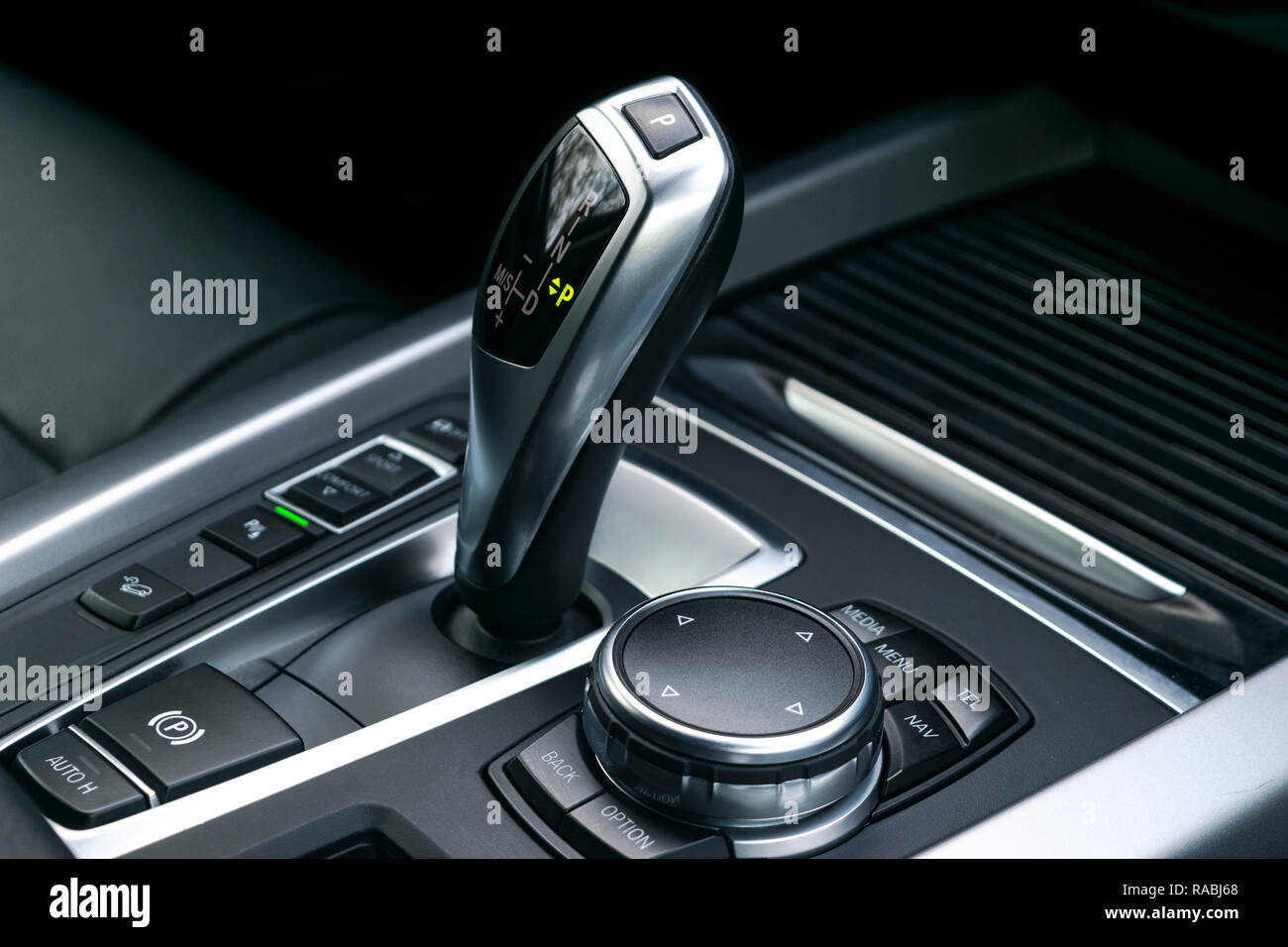 Automatische Getriebe (Getriebe) eines modernen Autos, Multimedia und Navigation Control-Tasten. Auto Details im Innenraum. Getriebeschaltung. Stockfoto