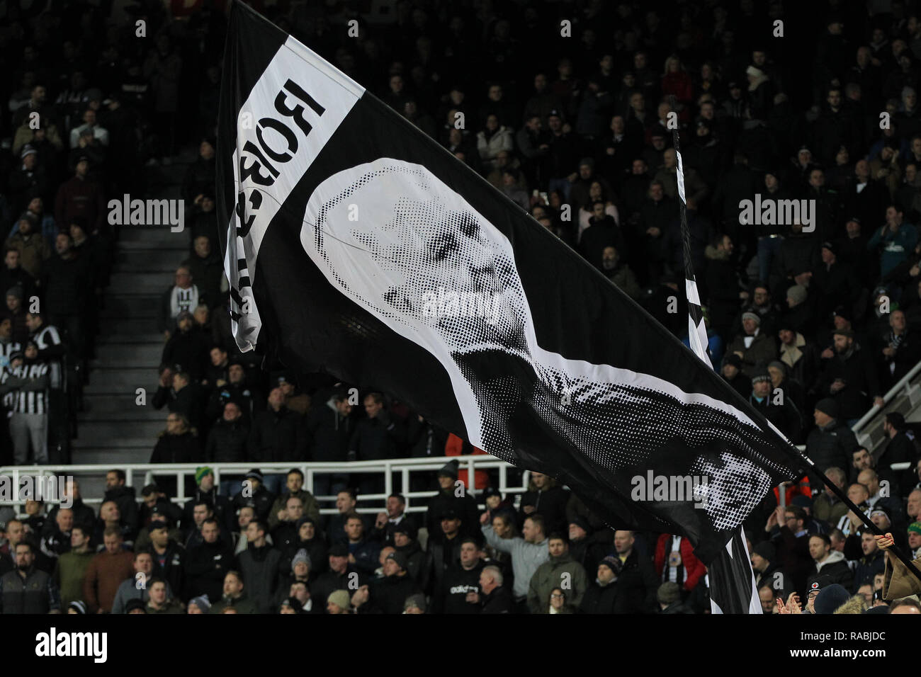 Newcastle upon Tyne, Großbritannien. 2 Jan, 2019. 2 Jan, 2019. Newcastle United Fans in der Gallowgate end entfalten eine Flagge, die ehemaligen Manager und Fans bevorzugten Bobby Robson während der Premier League Match zwischen Newcastle und Manchester United am St. James's Park, Newcastle am Mittwoch, dem 2. Januar 2019. Credit: MI Nachrichten & Sport/Alamy leben Nachrichten Stockfoto