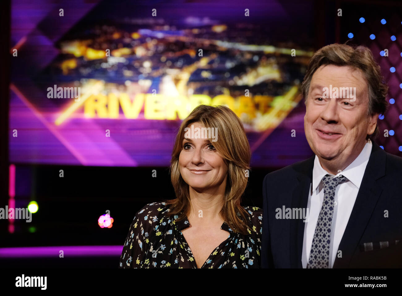 Leipzig, Deutschland. 17 Dez, 2018. Jörg Kachelmann und Kim Fisher sitzen im Studio während der Proben für die Talkshow "RIVERBOAT" des Mitteldeutschen Rundfunks (MDR). Beide präsentieren 'Riverboat' wöchentlich in Zukunft das erste gemeinsame Programm wird am 04.01. 2019. Credit: Sebastian Willnow/dpa-Zentralbild/dpa/Alamy leben Nachrichten Stockfoto