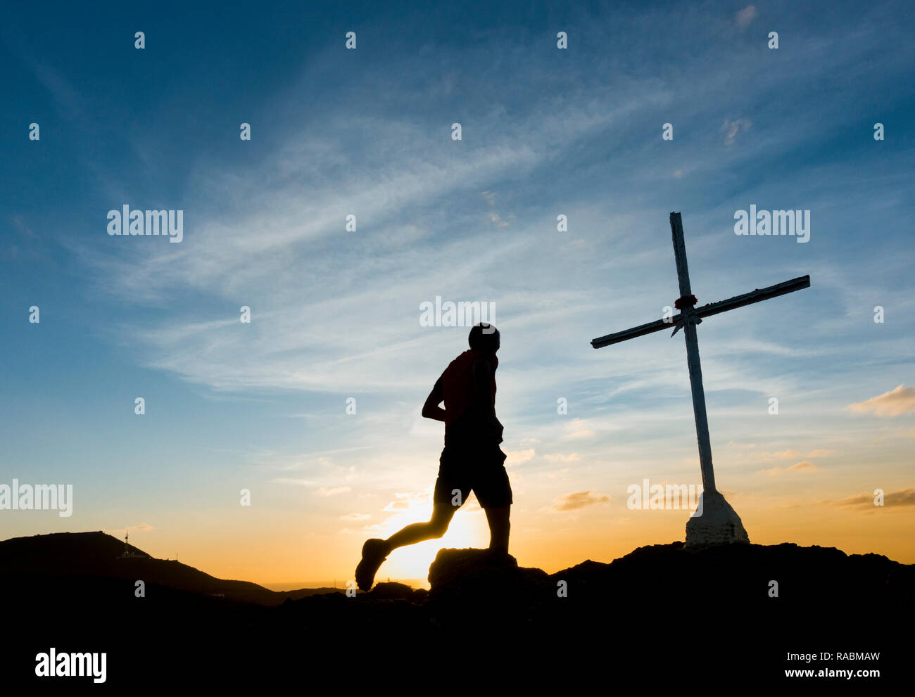 Las Palmas, Gran Canaria, Kanarische Inseln, Spanien. 3. Januar 2019. Wetter: ein Trail Runner auf Gipfel bei Sonnenaufgang auf Gran Canaria mit dem Tag, an dem die Erde ihren nächsten Punkt zur Sonne erreicht (Perihel) im Jahr 2019 während seiner eliptischer Umlaufbahn um die Sonne. Credit: ALAN DAWSON/Alamy leben Nachrichten Stockfoto