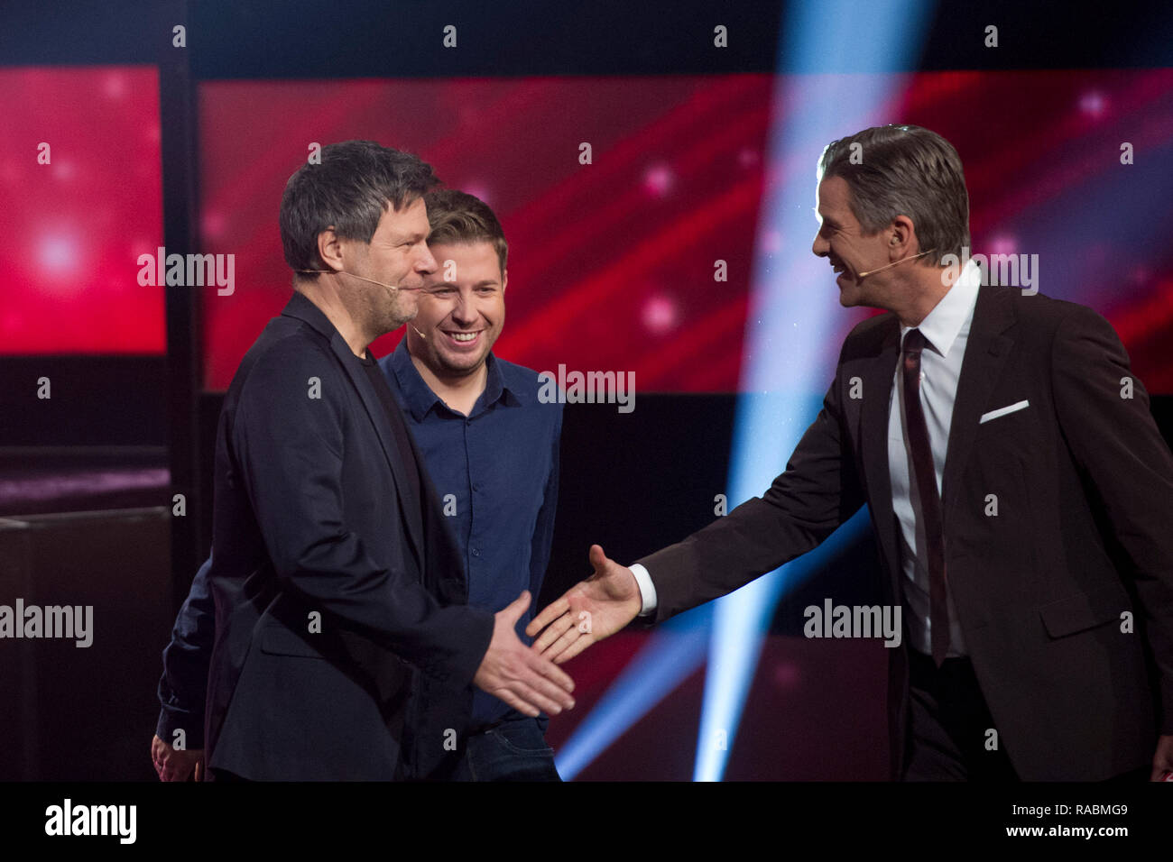 Kevin KUEHNERT, KÃ nhnert, Politiker, SPD, Juso Vorsitzender, Robert Habeck, Vorsitzender von Bündnis 90/Die Grünen, Moderator Markus Lanz, auf die 'Menschen', jährliche Retrospektive 2018 im ZDF auf Sendung 20.12.2018 um 10:15 Uhr auf ZDF, am 17.12.2018 in Hamburg aufgezeichnet, | Verwendung weltweit Stockfoto