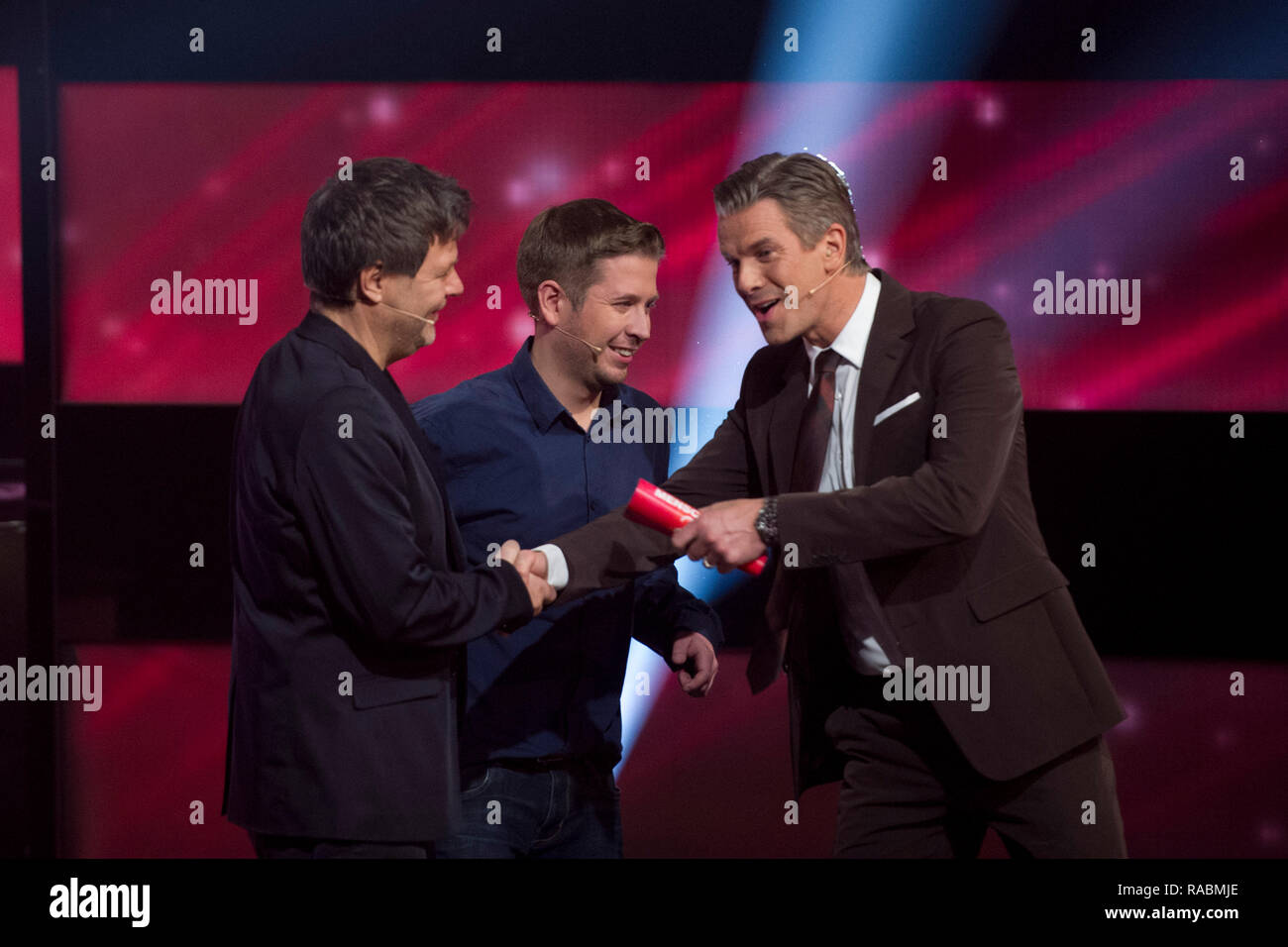 Kevin KUEHNERT, KÃ nhnert, Politiker, SPD, Juso Vorsitzender, Robert Habeck, Vorsitzender von Bündnis 90/Die Grünen, Moderator Markus Lanz, auf die 'Menschen', jährliche Retrospektive 2018 im ZDF auf Sendung 20.12.2018 um 10:15 Uhr auf ZDF, am 17.12.2018 in Hamburg aufgezeichnet, | Verwendung weltweit Stockfoto