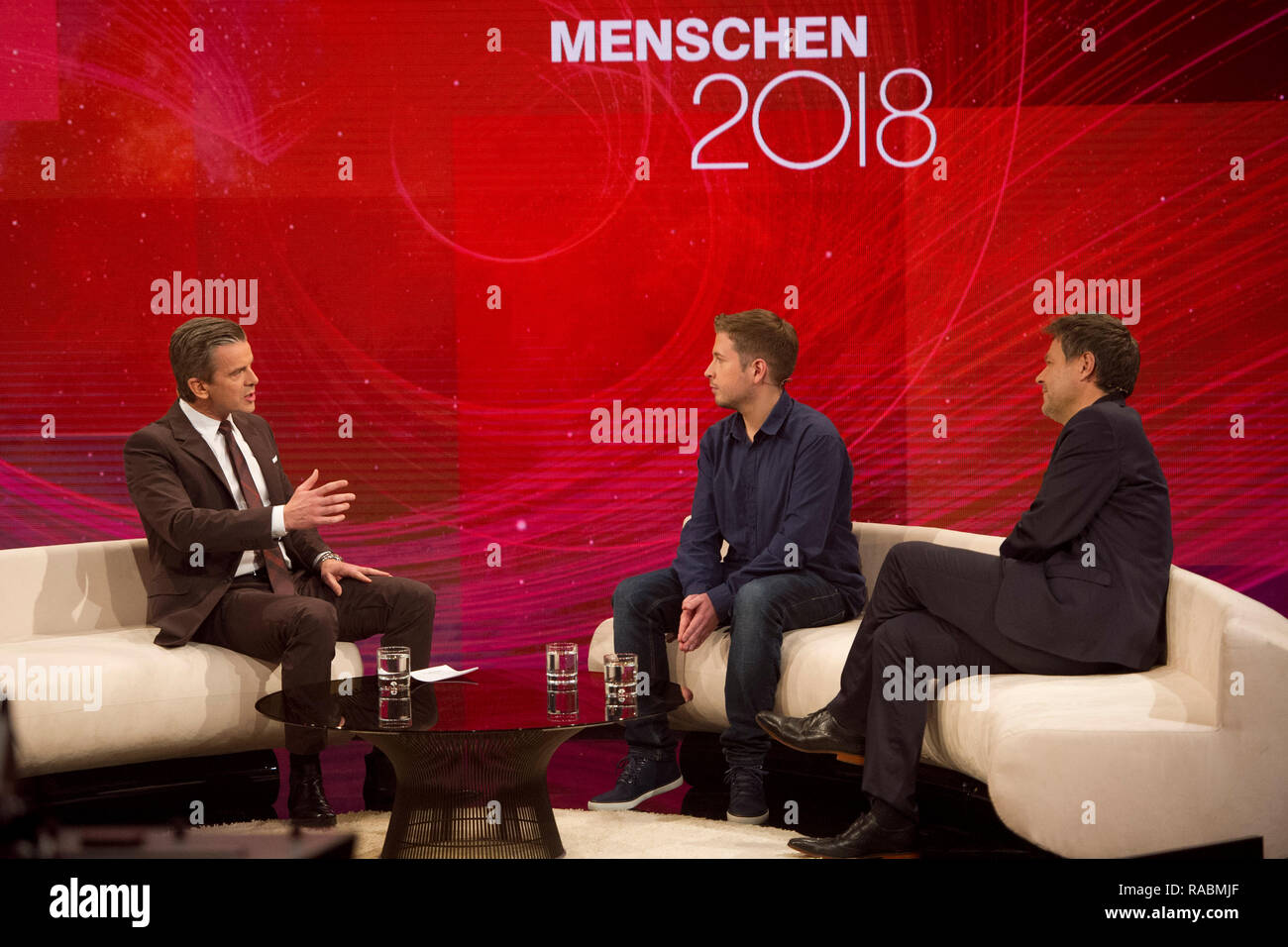 Kevin KUEHNERT, KÃ nhnert, Politiker, SPD, Juso Vorsitzender, Robert Habeck, Vorsitzender von Bündnis 90/Die Grünen, Moderator Markus Lanz, auf die 'Menschen', jährliche Retrospektive 2018 im ZDF auf Sendung 20.12.2018 um 10:15 Uhr auf ZDF, am 17.12.2018 in Hamburg aufgezeichnet, | Verwendung weltweit Stockfoto