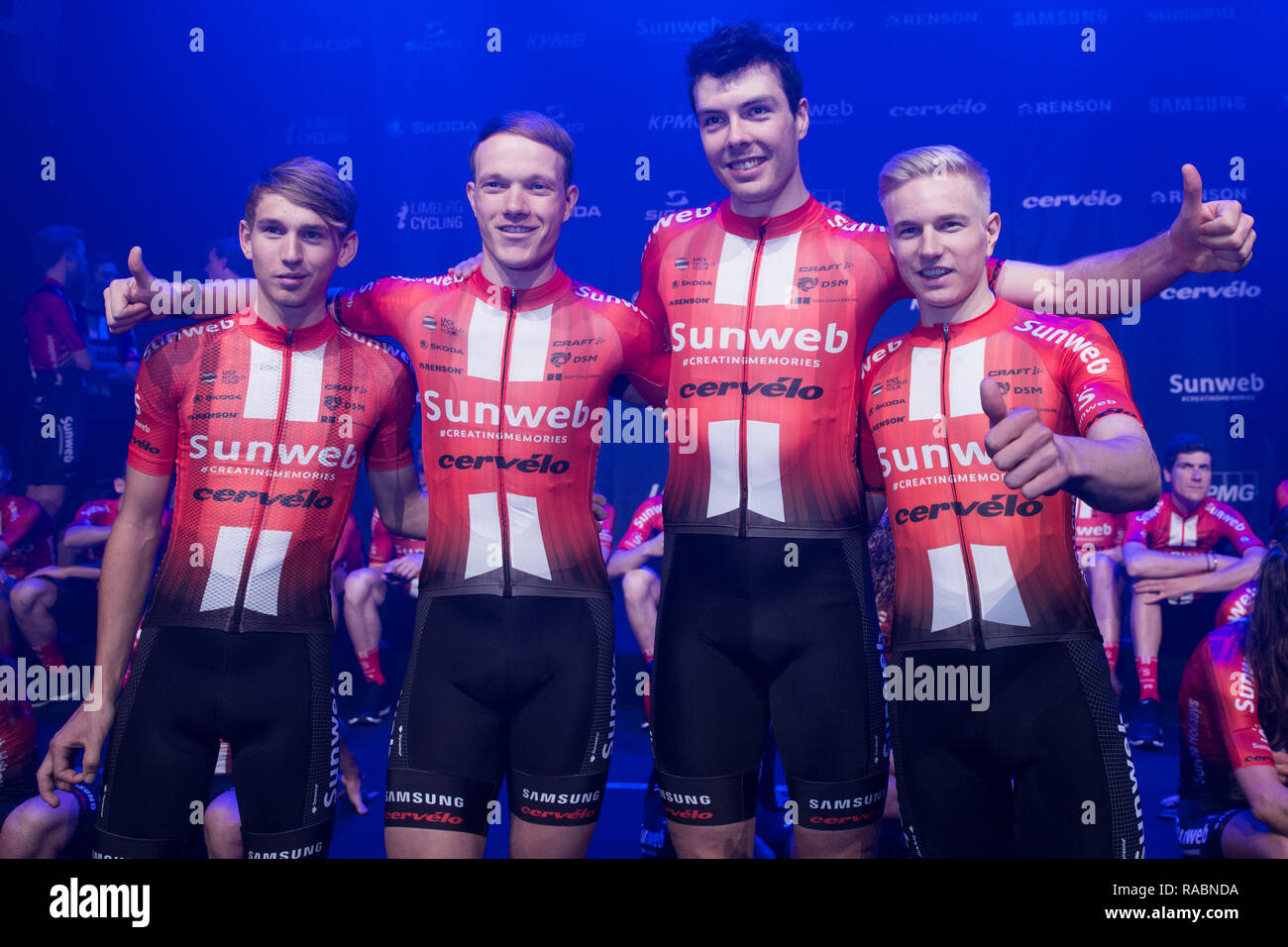 Berlin, Deutschland. 03 Jan, 2019. Die radprofis Lennard Kämna (L-R), Nikias Arndt, Max Walscheid und Max Kanter, bei der Präsentation der Sunweb Team am Alexanderplatz der Unterstation. Quelle: Jörg Carstensen/dpa/Alamy leben Nachrichten Stockfoto