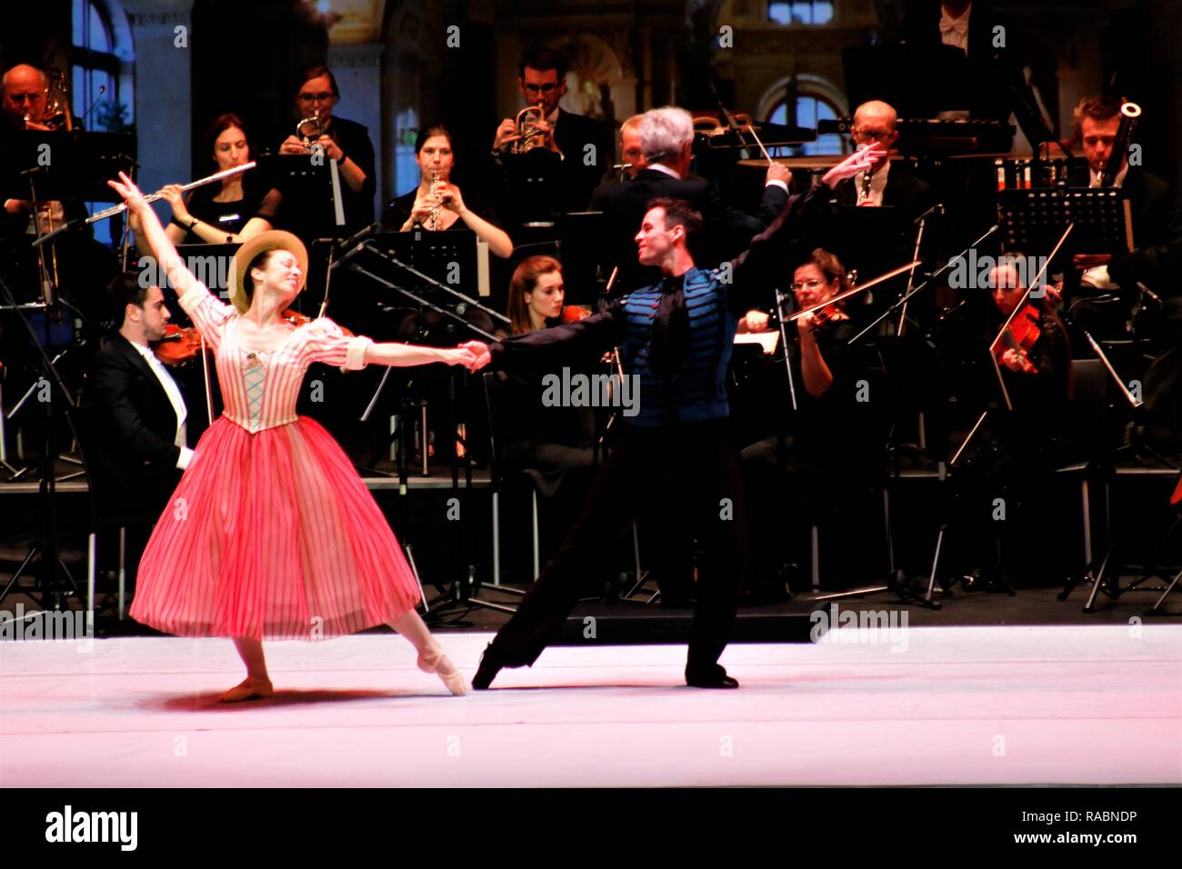 Athen Griechenland 2 Jan 2019 Balletttanzer Werden Gesehen Wahrend Der Veranstaltung Die Franz Lehar Orchester Die By franz lehár franz lehár & vienna philharmonic. alamy