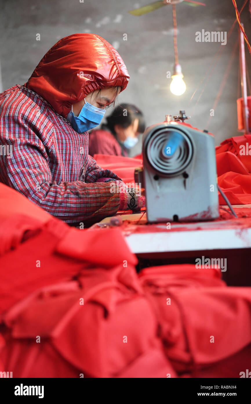 (190103) - JISHAN, Januar 3, 2019 (Xinhua) - Dorfbewohner arbeiten in einer Laterne Workshop für die kommende Saison Peak Sales von Spring Festival in Jifeng Stadt Xuzhou, jishan County im Norden der chinesischen Provinz Shanxi, Jan. 3, 2019. (Xinhua / Yang Chenguang) Stockfoto