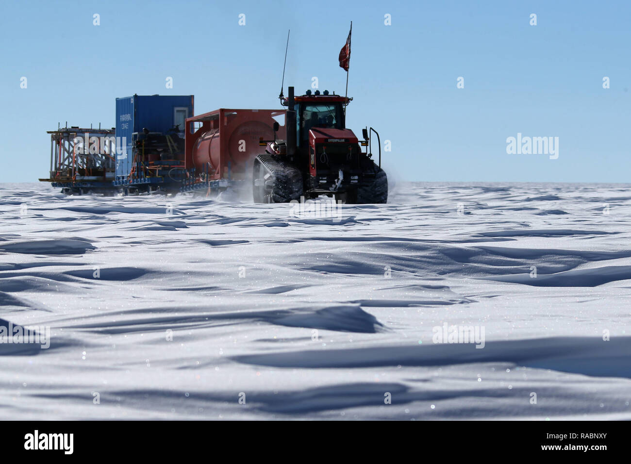 (190103) - Antarktis, Januar 3, 2019 (Xinhua) - ein Fahrzeug von Chinas 35. Antarktisexpedition Team läuft auf der Antarktis inland Eiskappe, Jan. 2, 2019. Die expeditionsteilnehmer Mittwoch in das Gebiet der Dome Argus (Dome A), die Spitze der Antarktischen Eiskappe im Binnenland. (Xinhua / Liu Shiping) Stockfoto