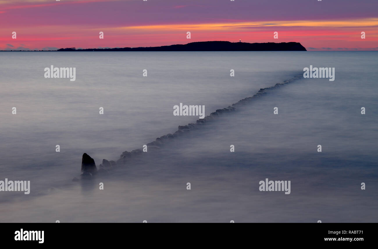 Dranske, Deutschland. 03 Jan, 2019. Sonnenuntergang über der Insel Hiddensee (Exposition Technik: lange Belichtungszeit von 30 Sekunden). Blick vom Strand auf der Insel Rügen in Dranske. Foto: Patrick Pleul/dpa-Zentralbild/ZB/dpa/Alamy leben Nachrichten Stockfoto