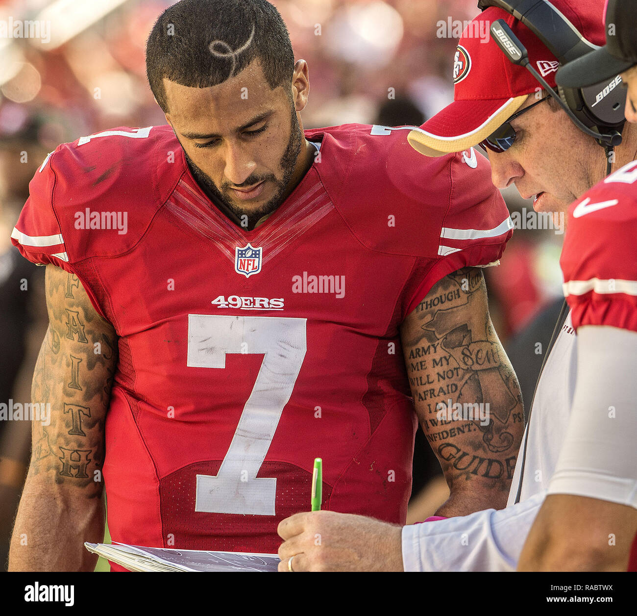 Santa Clara, Kalifornien, USA. 5. Okt 2014. San Francisco 49ers quarterback Colin Kaepernick (7) Check play mit Trainer am Sonntag, 5. Oktober 2014 in Santa Clara, Kalifornien. Die 49ers besiegten die Leiter. 22-17. Credit: Al Golub/ZUMA Draht/Alamy leben Nachrichten Stockfoto