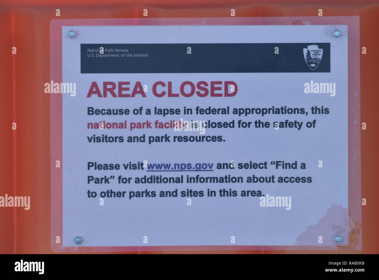 Assateaque, MD, 29. Dezember 2018, USA: ein Zeichen bei einem geschlossenen Ruheraum in der Assateaque Island National Park in Maryland, erklärt, warum die Anlage geschlossen ist. Die National Park Service hat die meisten der Vereinigten Staaten Parks geschlossen, weil die Finanzierung des Parks durch die US-Regierung herunterfahren ausgeführt werden. Patsy Lynch/MediaPunch Stockfoto