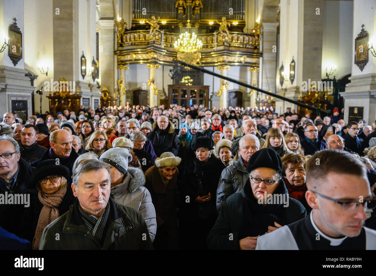 Menschen sind in der Kirche von St. Peter und Paul zu beten während der Beerdigung von Bischof Tadeusz Pieronek. Tadeusz Pieronek wurde am 24. Oktober 1934 in Radziechowy geboren, war er als Priester bis 1957 und im Jahr 1992 wurde er zum Bischof durch die Hände der ehemaligen polnischen Papst Johannes Paul II. geweiht. Stockfoto