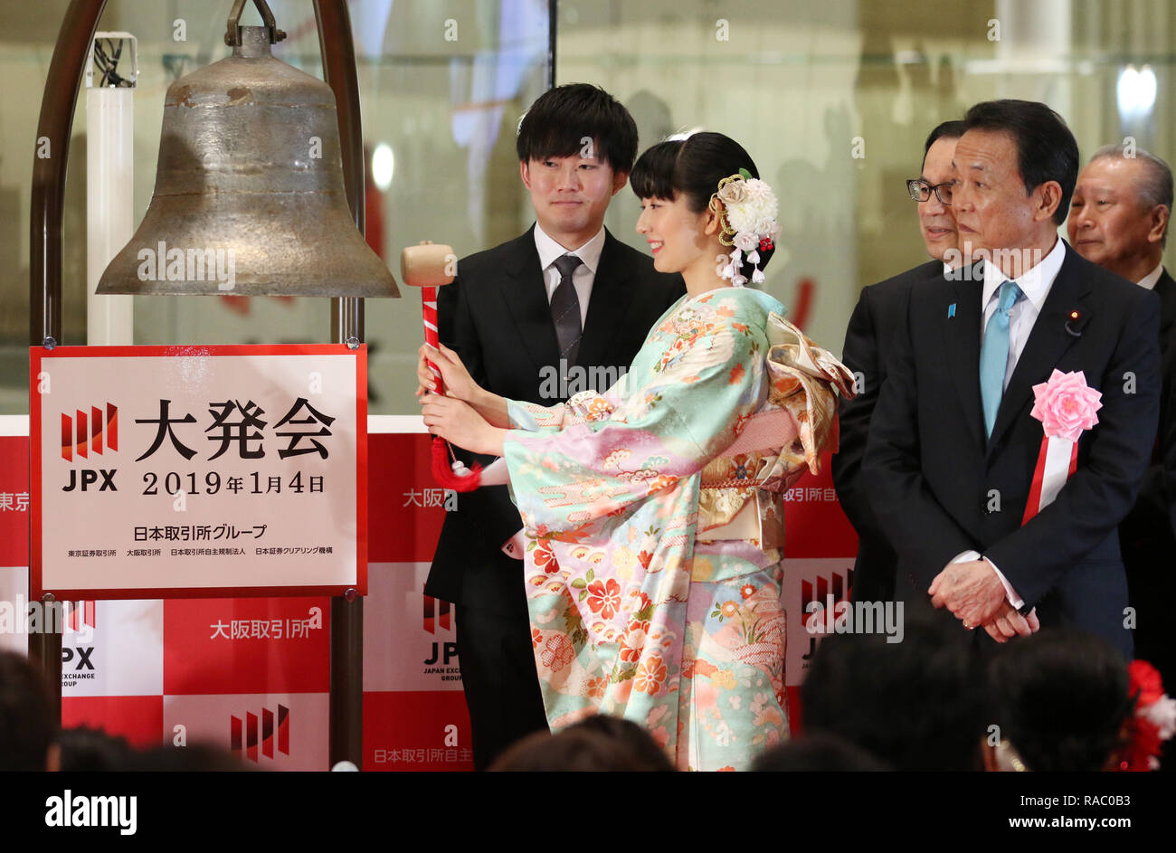 Tokio, Japan. Am 4. Januar, 2019. Eine Frau im Kimono Kleid eine Glocke schellt während einer Zeremonie zum ersten Handelstag der 2019 an der Börse in Tokio am Freitag zu feiern, 4. Januar 2019, während die japanischen Finanzminister Taro Aso (R) auf. Japans Anteil sank auf 19,407.40 607.37 Yen Yen an der Vormittagssitzung des Tokyo Stock Exchange zu schließen. Credit: Yoshio Tsunoda/LBA/Alamy leben Nachrichten Stockfoto