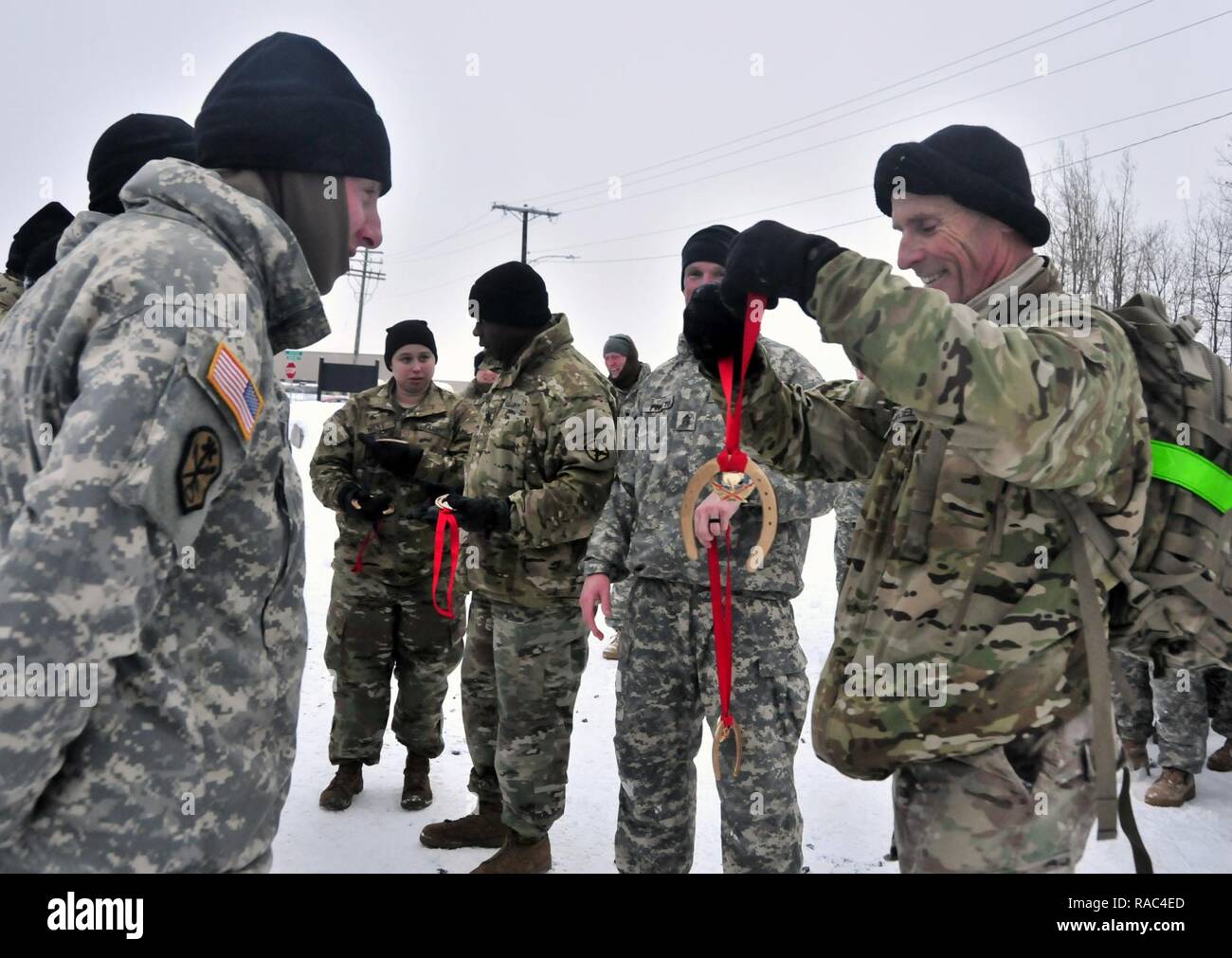 Us Army Forces Command Sgt. Maj. Scott Schroeder Auszeichnungen, Medaillen zu gewinnen Fireteam aus einer Schneeschuhwanderung Herausforderung am Fort Drum Licht Kämpfer Schule am 10. Januar 2017. Die ausgezeichneten Soldaten gegen andere Mannschaften, die über ihre Bataillon in einem 3 Meile Schneeschuh Herausforderung, einschließlich Munition trägt konkurrierten, Wurf zieht und Ein kettlebell werfen. Stockfoto