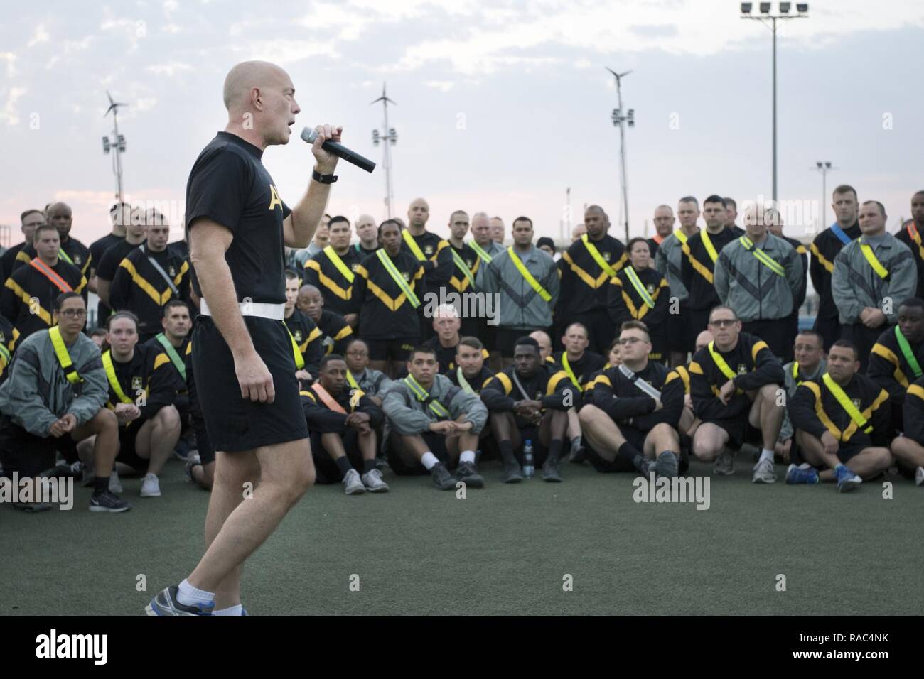 U.S. Army Reserve Kommandierender General, Generalleutnant Charles D. Luckey, spricht mit Soldaten der 316. sustainment Command (Auslandseinsätze), eine US-Armee Finden von Coraopolis, PA, im Camp Arifjan, Kuwait, Jan. 10, 2017. "Es gibt keinen besseren Ort für einen Führer zu als mit ihren Truppen downrange werden", sagte Luckey als er sprach mit den Soldaten über die Möglichkeiten, Notwendigkeit und Bedeutung der Mission in Übersee. Die 316 ESC Mission in Kuwait ist die 1 Theater Sustainment Command Mission für die Bereitstellung von Logistik für die Unterstützung der gesamten CENTCOM Bereich Operations Support. Stockfoto