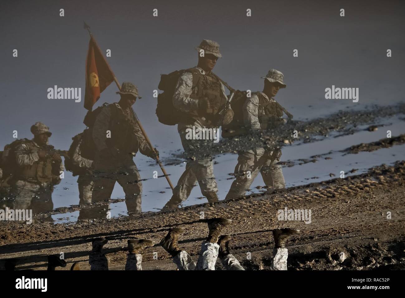 Marines zu Alpha Company, 1.BATAILLON, 3. Marine Regiment, Wanderung bis 101 während der integrierte Ausbildung Übung (ITX) 2-17, an Bord der Marine Corps Air Ground Combat Center, Twentynine Palms, Calif., Jan. 10, 2017 Bereich zugewiesen. ITX ist eine kombinierte Waffen übung, die alle Elemente der Marine Air Ground Task Force eine Gelegenheit, ihre Fähigkeiten während der großen Missionen zu nutzen und mehr bereit, Kampf Kraft gibt. 1/3 gegenwärtig als der Bodenkampf Element für diese Übung. Stockfoto