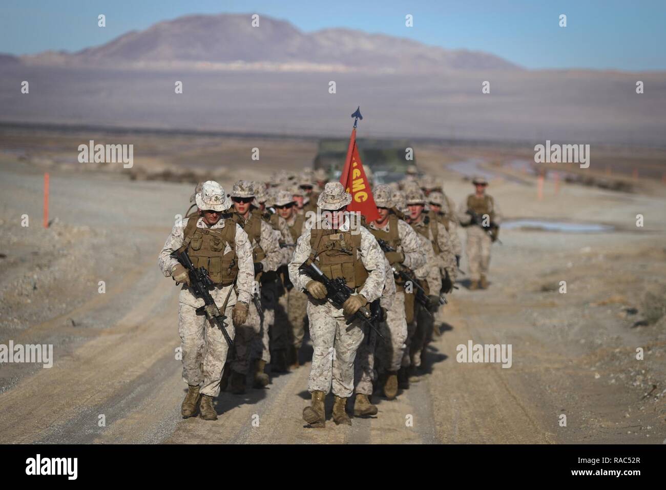 Marines zu Alpha Company, 1.BATAILLON, 3. Marine Regiment, Wanderung bis 101 während der integrierte Ausbildung Übung (ITX) 2-17, an Bord der Marine Corps Air Ground Combat Center, Twentynine Palms, Calif., Jan. 10, 2017 Bereich zugewiesen. ITX ist eine kombinierte Waffen übung, die alle Elemente der Marine Air Ground Task Force eine Gelegenheit, ihre Fähigkeiten während der großen Missionen zu nutzen und mehr bereit, Kampf Kraft gibt. 1/3 gegenwärtig als der Bodenkampf Element für diese Übung. Stockfoto