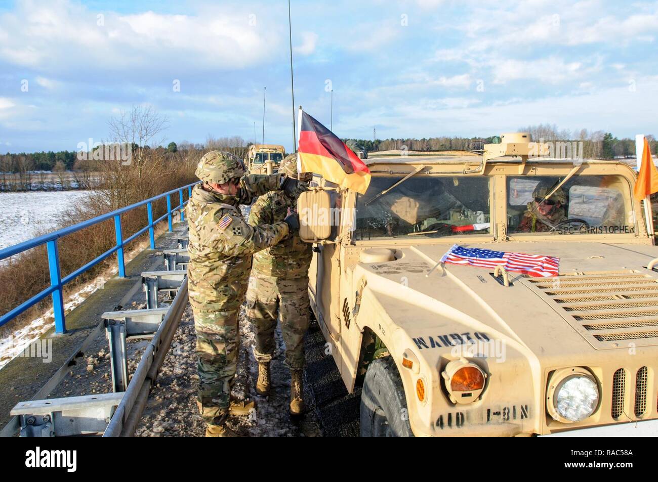 Deutsche und Polen Grenze - Soldaten der 3. Brigade Combat Team, 4 Infanterie Division in Fort Carson, Colorado, mount eine deutsche Flagge vor einer Fahne exchange Zeremonie an der deutschen und polnischen Grenze, Jan. 12, 2017. Dieser Einsatz ist der Beginn der back-to-back Drehungen von gepanzerten Brigaden in Europa als Teil der Atlantischen lösen. Die Fahrzeuge und Ausrüstungen, in Höhe von insgesamt mehr als 2.700 Stücke, wird Polen für die Zertifizierung vor der Bereitstellung in Europa für den Einsatz in Training mit Partner Nationen geliefert werden. Diese Rotation verbessert die Abschreckung Fähigkeiten, erhöht die Fähigkeit zur Reaktion auf Potenti Stockfoto