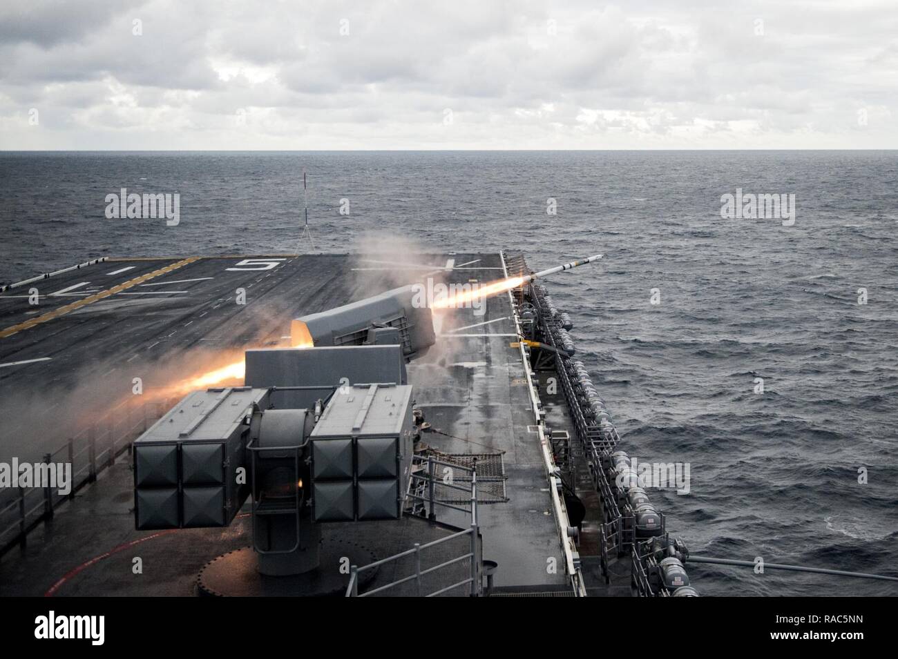 Atlantik (Jan 11, 2017) Die multipurpose Amphibious Assault ship USS Bataan (LL 5) führt eine Live-fire Übung mit dem Schiff RIM 116 Rolling Airframe Missile Waffen System. Bataan ist unterwegs die Durchführung von Composite Trainingsgerät Übung (COMPTUEX) mit dem Bataan Amphibious Ready Gruppe in der Vorbereitung für eine bevorstehende Bereitstellung. Stockfoto Atlantik (Jan 11, 2017) Die multipurpose Amphibious Assault ship USS Bataan (LL 5) führt eine Live-fire Übung mit dem Schiff RIM 116 Rolling Airframe Missile Waffen System. Bataan ist unterwegs die Durchführung von Composite Trainingsgerät Übung (COMPTUEX) mit dem Bataan Amphibious Ready Gruppe in der Vorbereitung für eine bevorstehende Bereitstellung. Stockfoto
