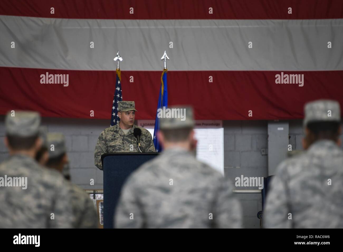 Oberst Harry Seibert, Kommandant der 1. Special Operations Maintenance Group, spricht während der 1 Special Operations Aircraft Maintenance Squadron Annahme des Befehls Zeremonie am Hurlburt Field, Fla., Jan. 12, 2017. Oberstleutnant Philip Broyles, der zuvor als Kommandeur der 801St Special Operations Aircraft Maintenance Squadron diente, übernahm das Kommando über die 1. SOAMXS. Stockfoto