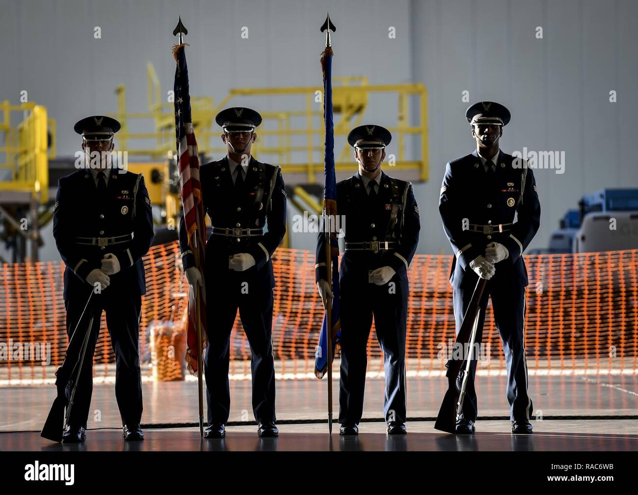 Air Commandos und Familien besuchen die 801St Special Operations Aircraft Maintenance Squadron Ändern des Befehls Zeremonie am Hurlburt Field, Fla., Jan. 12, 2017. Maj. Bryan Hogan das Kommando übernahm der 801St SOAMXS des scheidenden Kommandeur, Oberstleutnant Philip Broyles. Die 801St SOAMXS führt die Instandhaltung auf CV-22 Osprey tiltrotor Aircraft, um sicherzustellen, dass Sie bereit sind, global spezielle Operationen auszuführen. Stockfoto