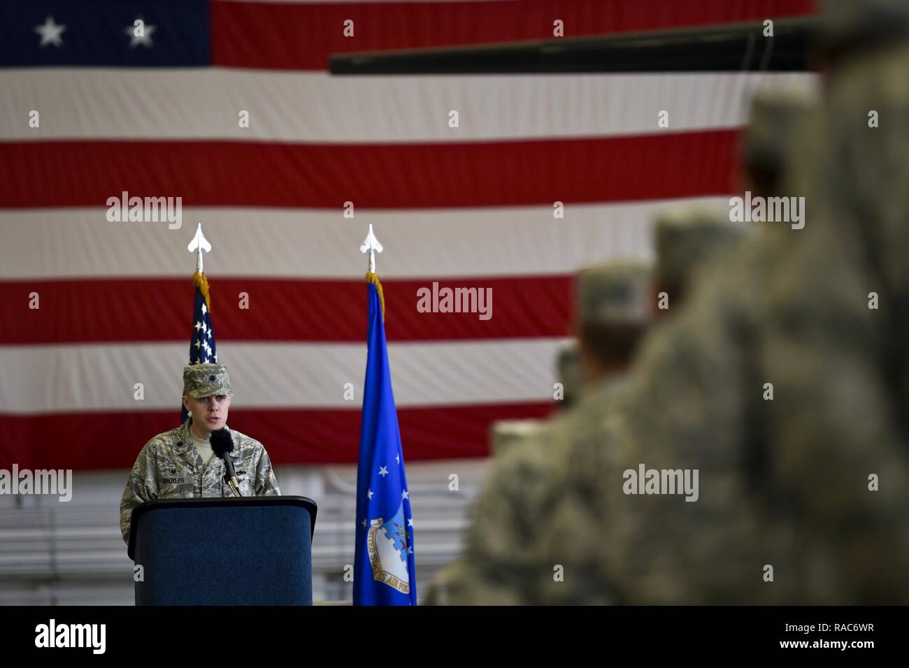 Air Commandos und Familien besuchen die 801St Special Operations Aircraft Maintenance Squadron Ändern des Befehls Zeremonie am Hurlburt Field, Fla., Jan. 12, 2017. Maj. Bryan Hogan das Kommando übernahm der 801St SOAMXS des scheidenden Kommandeur, Oberstleutnant Philip Broyles. Die 801St SOAMXS führt die Instandhaltung auf CV-22 Osprey tiltrotor Aircraft, um sicherzustellen, dass Sie bereit sind, global spezielle Operationen auszuführen. Stockfoto