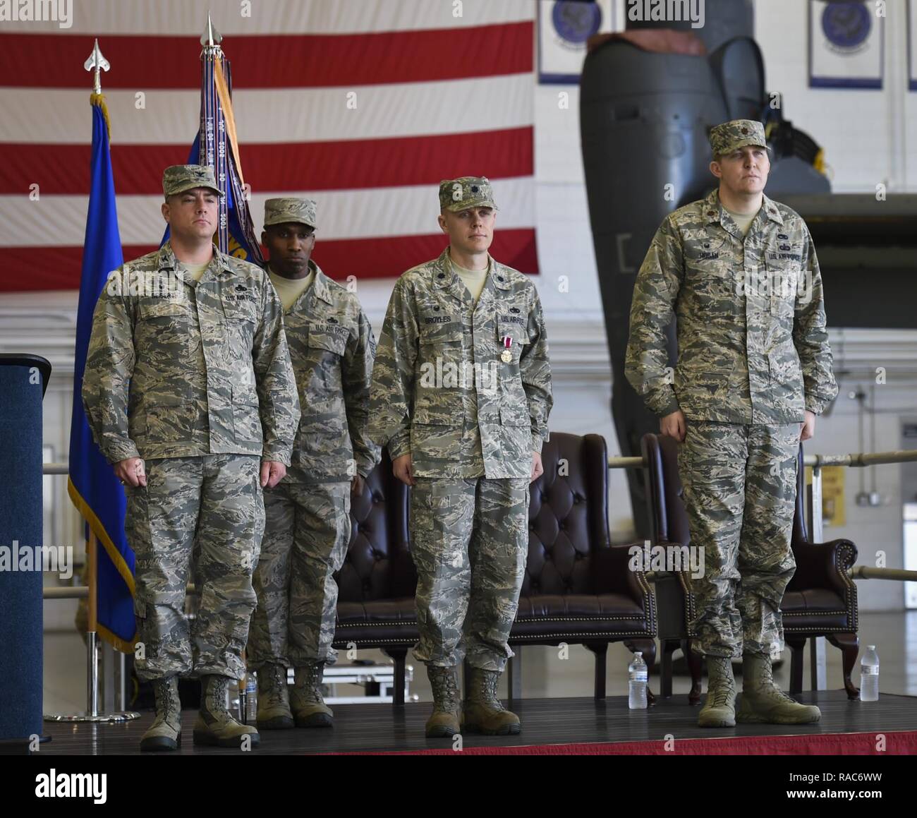 Air Commandos und Familien besuchen die 801St Special Operations Aircraft Maintenance Squadron Ändern des Befehls Zeremonie am Hurlburt Field, Fla., Jan. 12, 2017. Maj. Bryan Hogan das Kommando übernahm der 801St SOAMXS des scheidenden Kommandeur, Oberstleutnant Philip Broyles. Die 801St SOAMXS führt die Instandhaltung auf CV-22 Osprey tiltrotor Aircraft, um sicherzustellen, dass Sie bereit sind, global spezielle Operationen auszuführen. Stockfoto