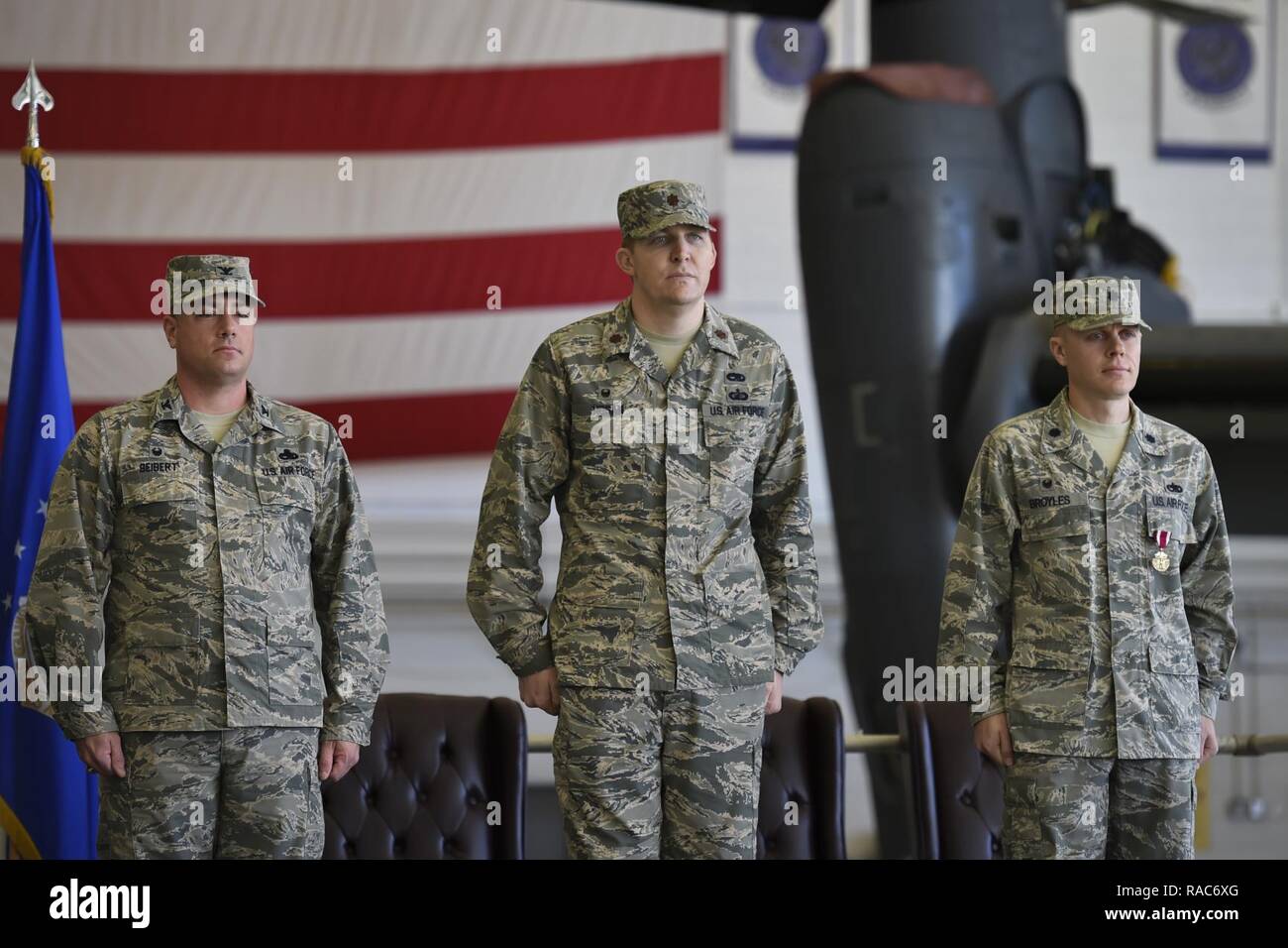 Air Commandos und Familien besuchen die 801St Special Operations Aircraft Maintenance Squadron Ändern des Befehls Zeremonie am Hurlburt Field, Fla., Jan. 12, 2017. Maj. Bryan Hogan das Kommando übernahm der 801St SOAMXS des scheidenden Kommandeur, Oberstleutnant Philip Broyles. Die 801St SOAMXS führt die Instandhaltung auf CV-22 Osprey tiltrotor Aircraft, um sicherzustellen, dass Sie bereit sind, global spezielle Operationen auszuführen. Stockfoto