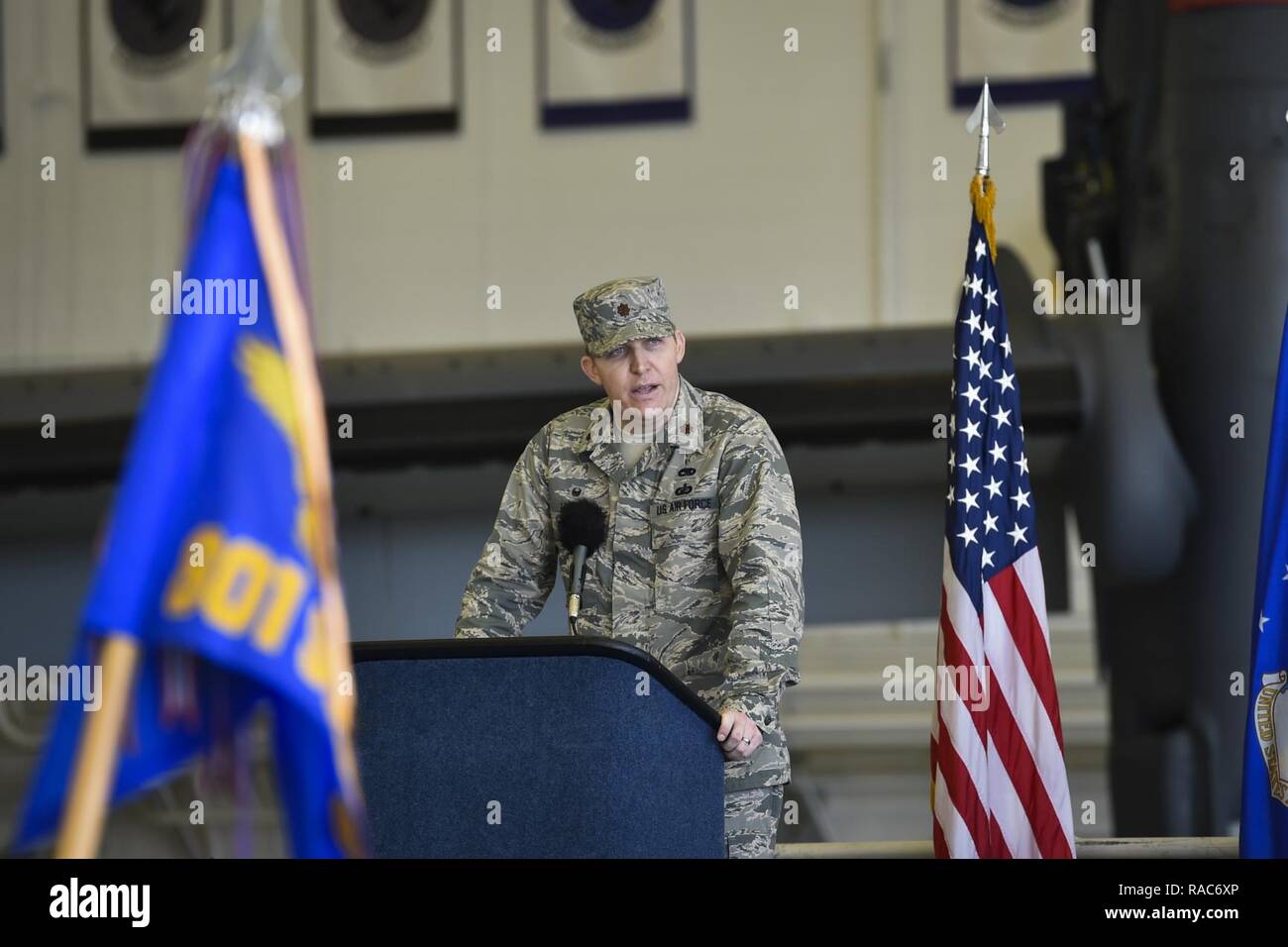 Air Commandos und Familien besuchen die 801St Special Operations Aircraft Maintenance Squadron Ändern des Befehls Zeremonie am Hurlburt Field, Fla., Jan. 12, 2017. Maj. Bryan Hogan das Kommando übernahm der 801St SOAMXS des scheidenden Kommandeur, Oberstleutnant Philip Broyles. Die 801St SOAMXS führt die Instandhaltung auf CV-22 Osprey tiltrotor Aircraft, um sicherzustellen, dass Sie bereit sind, global spezielle Operationen auszuführen. Stockfoto